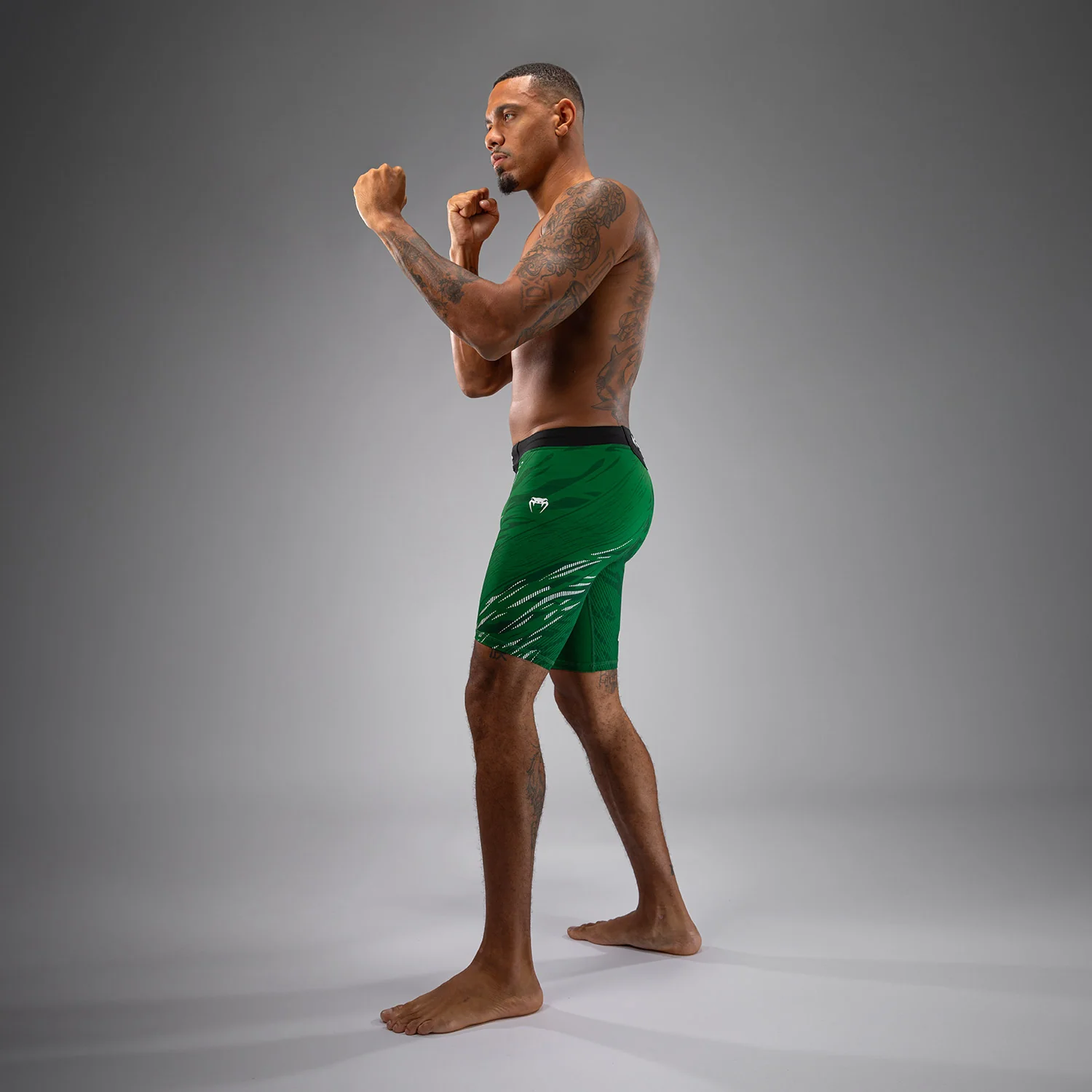 UFC Fusion by Venum Authentic Fight Night Vale Tudo Shorts para Hombre - Verde - Image 3
