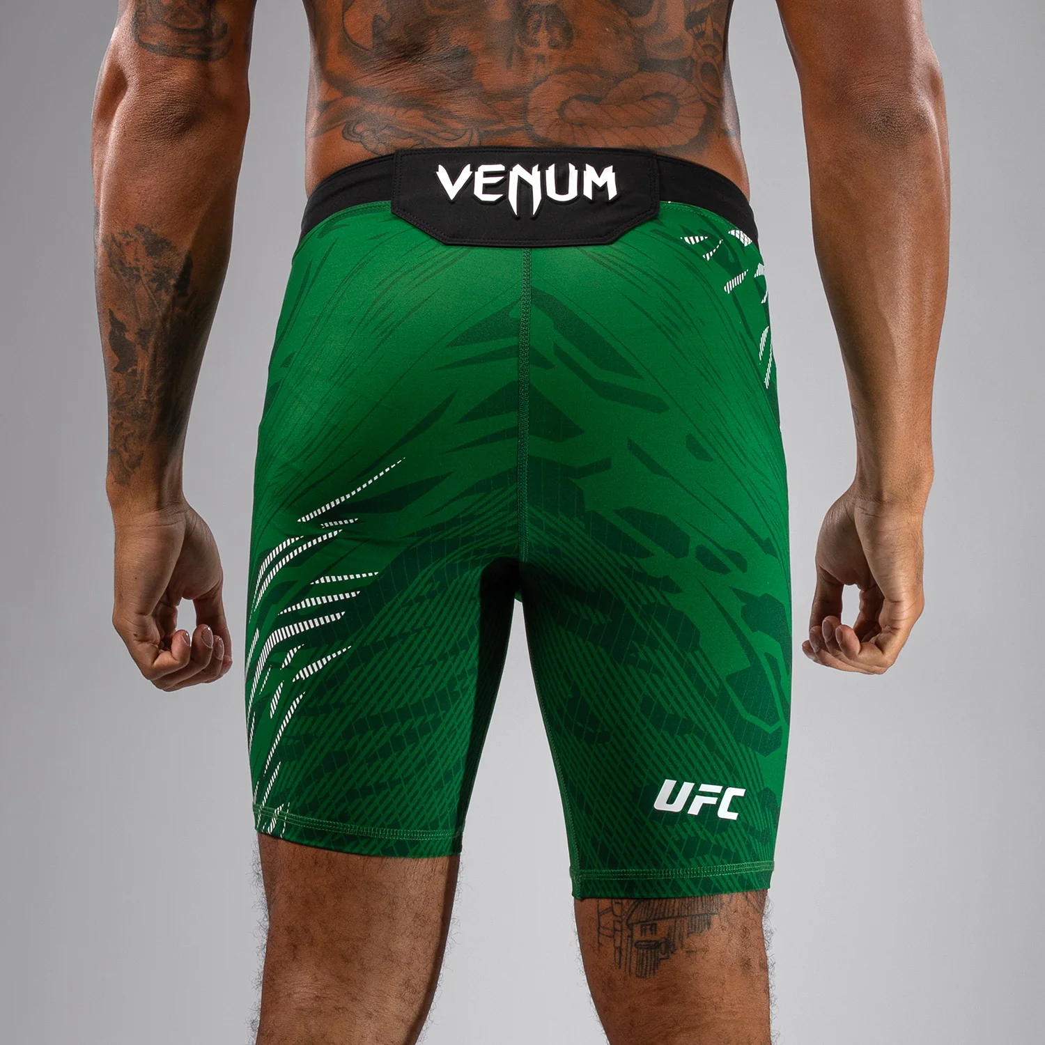 UFC Fusion by Venum Authentic Fight Night Vale Tudo Shorts para Hombre - Verde - Image 6