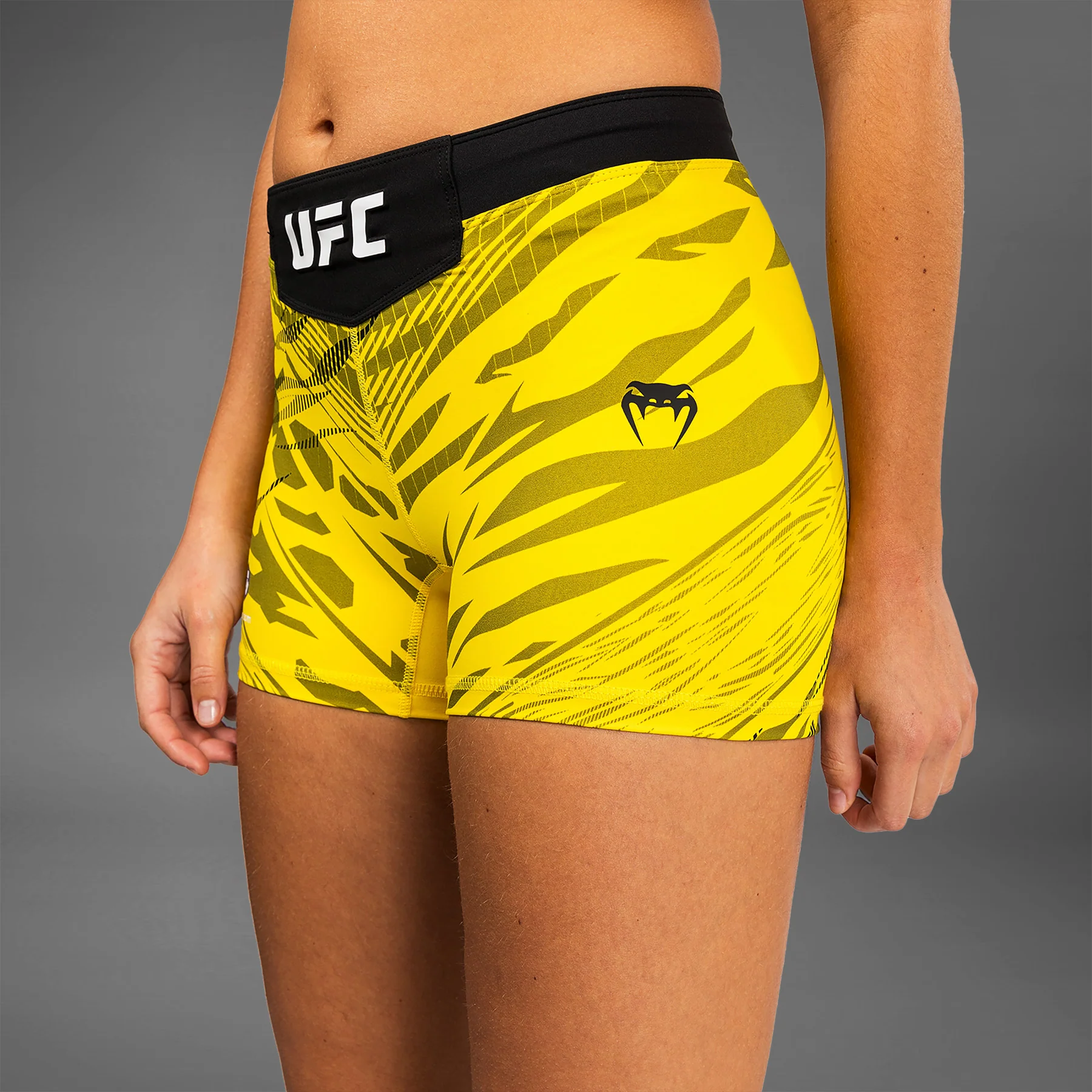 UFC Fusion by Venum Authentic Fight Night Vale Tudo Shorts para Mujer - Ajuste Corto - Amarillo - Image 4