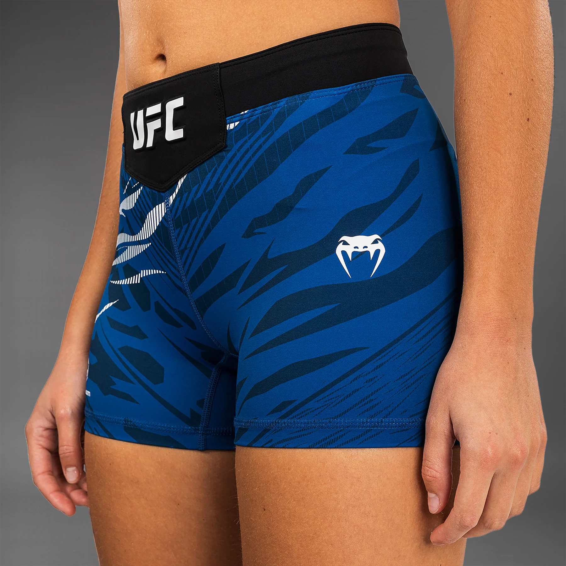 UFC Fusion by Venum Authentic Fight Night Vale Tudo Shorts para Mujer - Ajuste Corto - Azul - Image 6