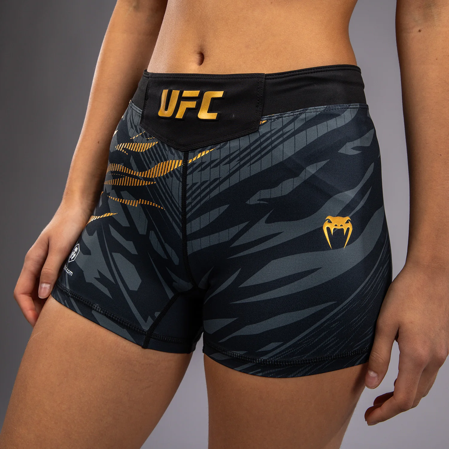 UFC Fusion by Venum Authentic Fight Night Vale Tudo Shorts para Mujer - Ajuste Corto - Champion - Image 5