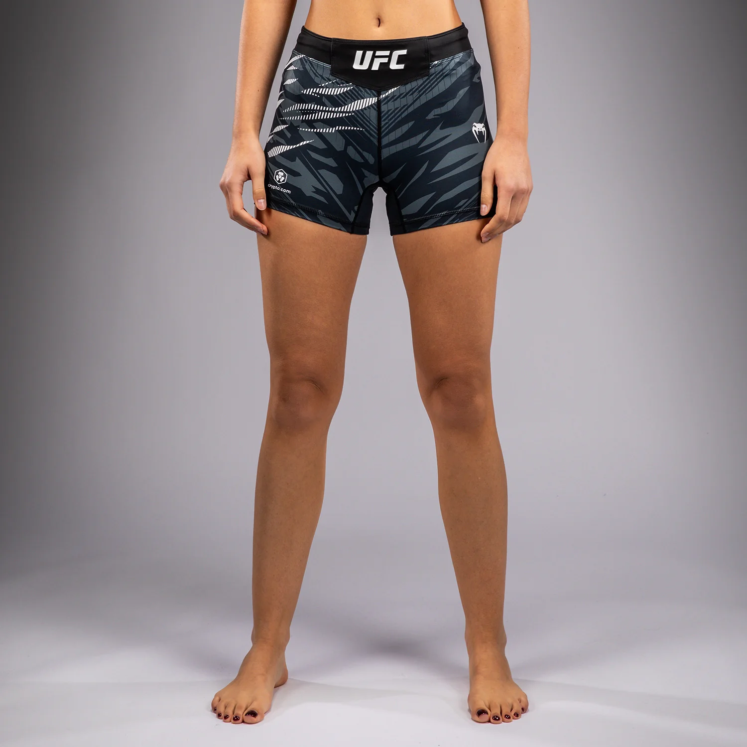 UFC Fusion by Venum Authentic Fight Night Vale Tudo Shorts para Mujer - Ajuste Corto - Negro