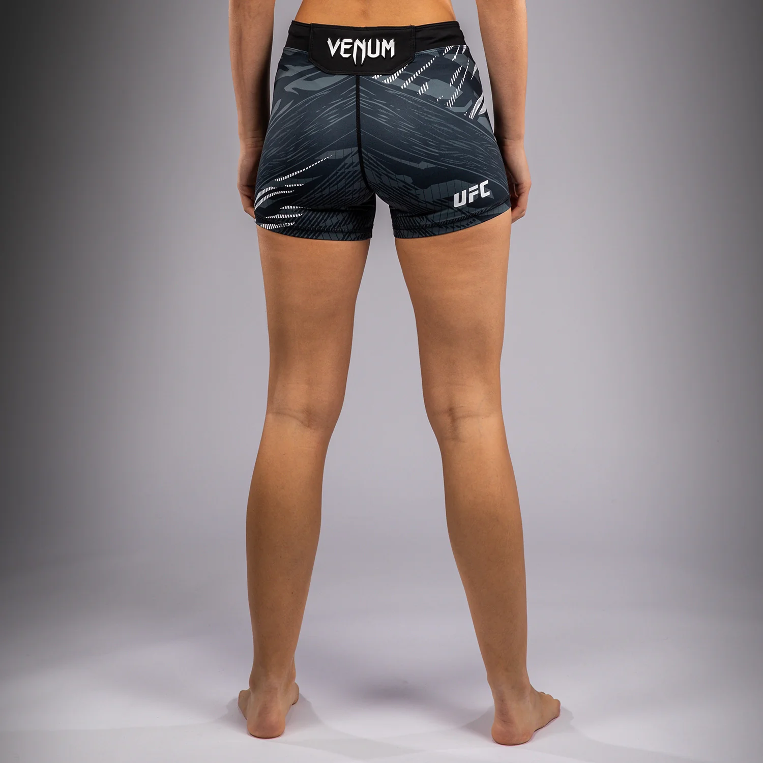 UFC Fusion by Venum Authentic Fight Night Vale Tudo Shorts para Mujer - Ajuste Corto - Negro - Image 2