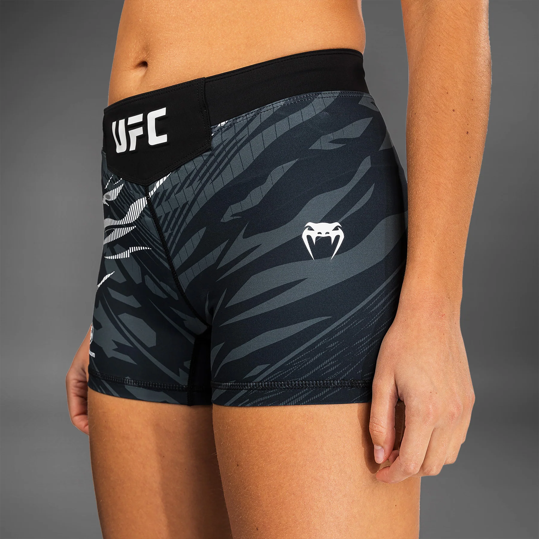 UFC Fusion by Venum Authentic Fight Night Vale Tudo Shorts para Mujer - Ajuste Corto - Negro - Image 7