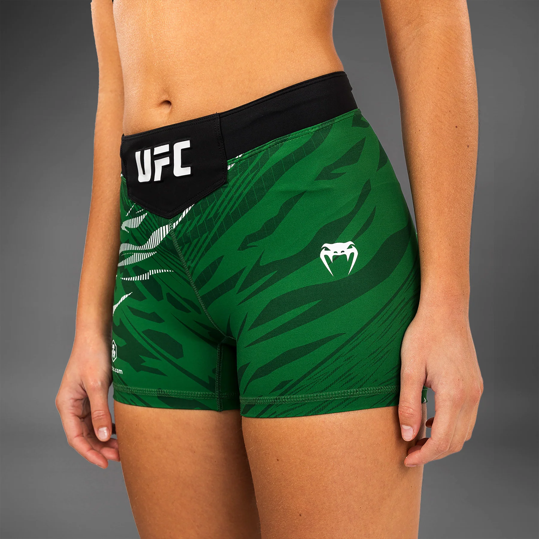 UFC Fusion by Venum Authentic Fight Night Vale Tudo Shorts para Mujer - Ajuste Corto - Verde - Image 5