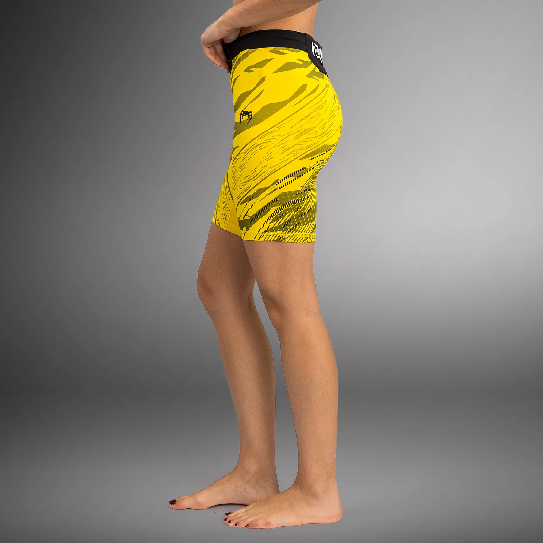 UFC Fusion by Venum Authentic Fight Night Vale Tudo Shorts para Mujer - Ajuste Largo - Amarillo - Image 5