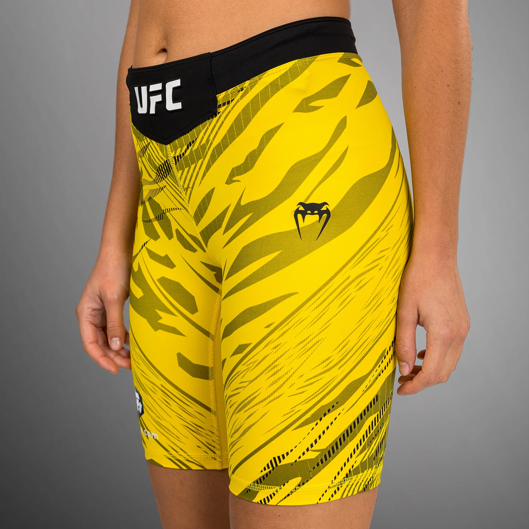UFC Fusion by Venum Authentic Fight Night Vale Tudo Shorts para Mujer - Ajuste Largo - Amarillo - Image 7