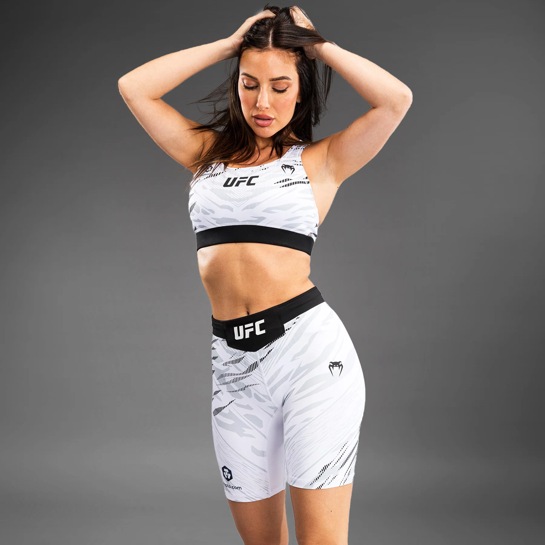 UFC Fusion by Venum Authentic Fight Night Vale Tudo Shorts para Mujer - Ajuste Largo - Blanco - Image 3
