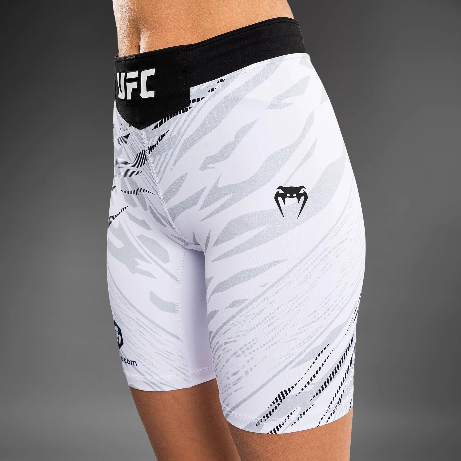 UFC Fusion by Venum Authentic Fight Night Vale Tudo Shorts para Mujer - Ajuste Largo - Blanco - Image 6