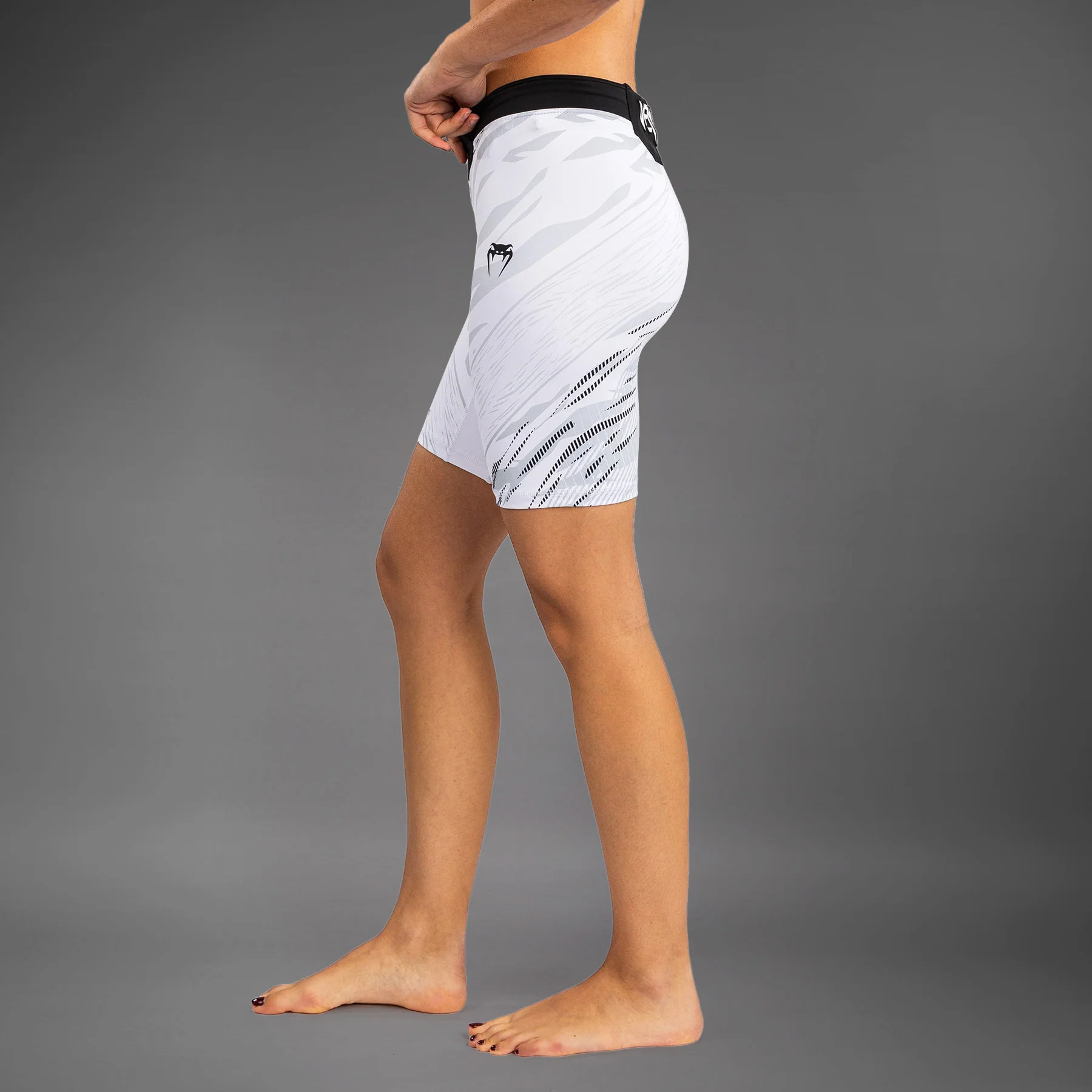 UFC Fusion by Venum Authentic Fight Night Vale Tudo Shorts para Mujer - Ajuste Largo - Blanco - Image 7
