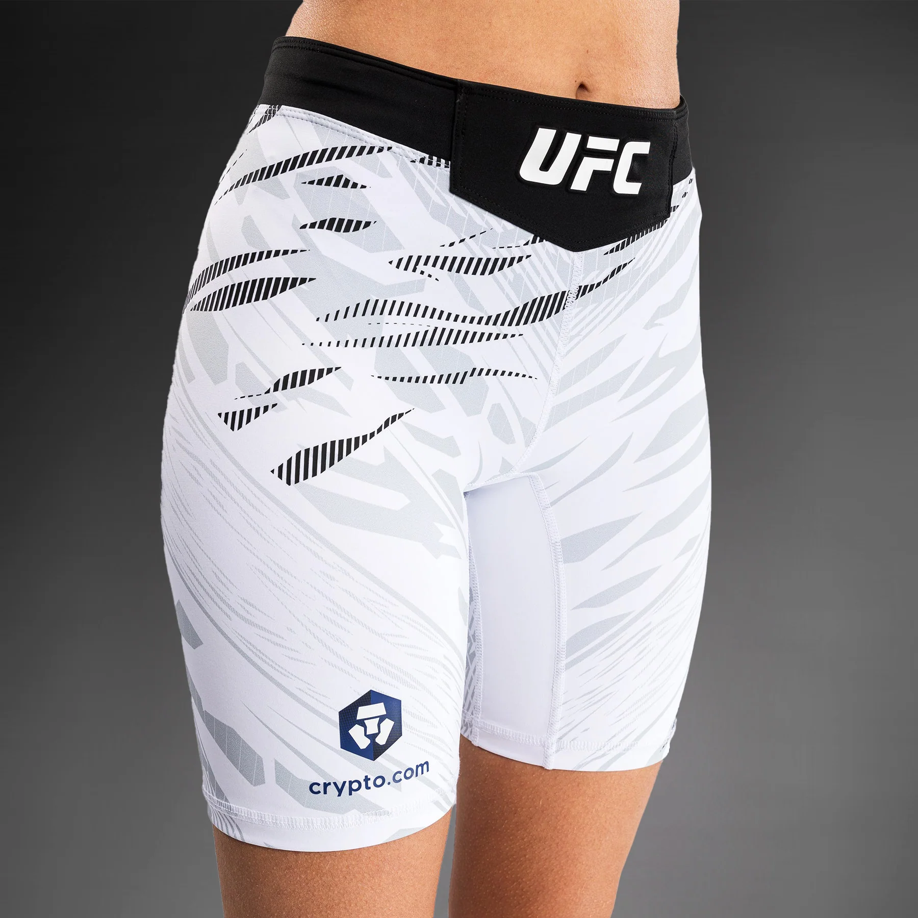 UFC Fusion by Venum Authentic Fight Night Vale Tudo Shorts para Mujer - Ajuste Largo - Blanco - Image 8
