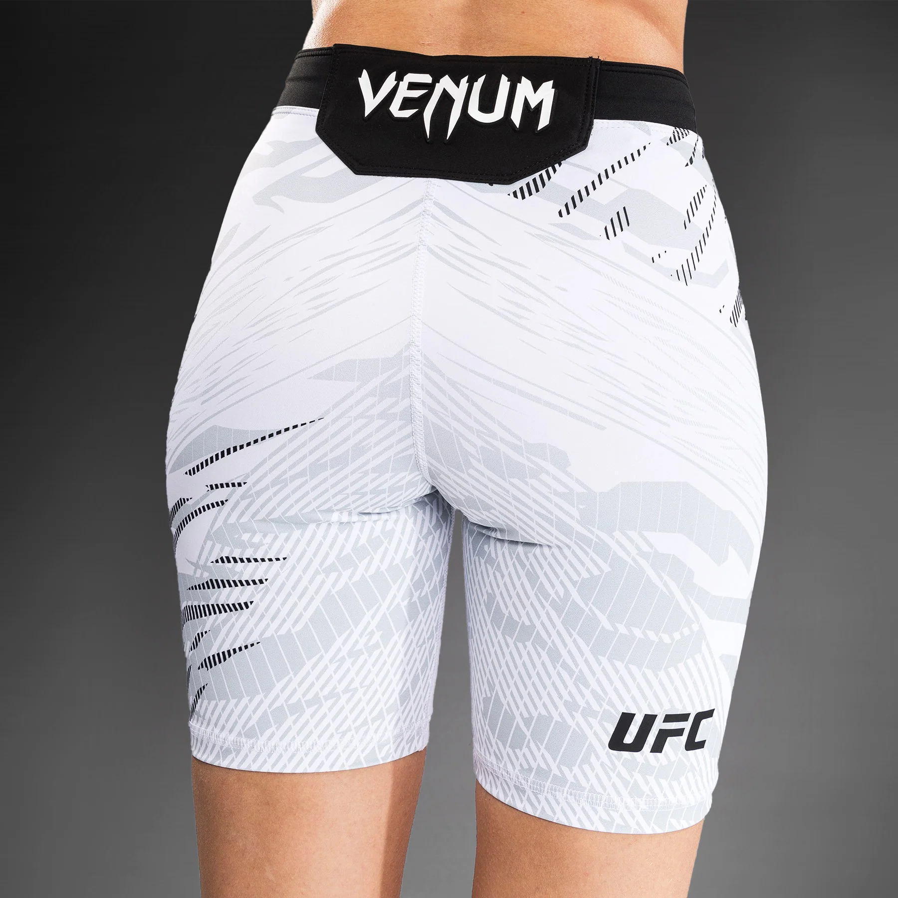 UFC Fusion by Venum Authentic Fight Night Vale Tudo Shorts para Mujer - Ajuste Largo - Blanco - Image 9