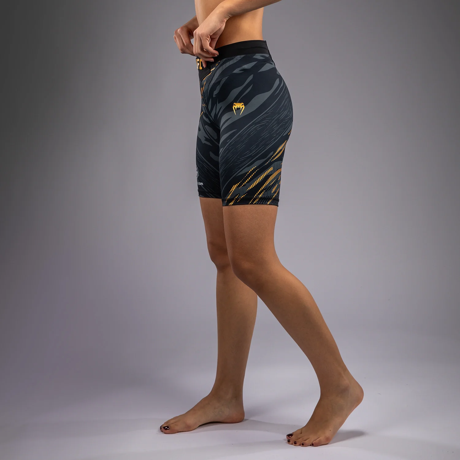 UFC Fusion by Venum Authentic Fight Night Vale Tudo Shorts para Mujer - Ajuste Largo - Champion - Image 2