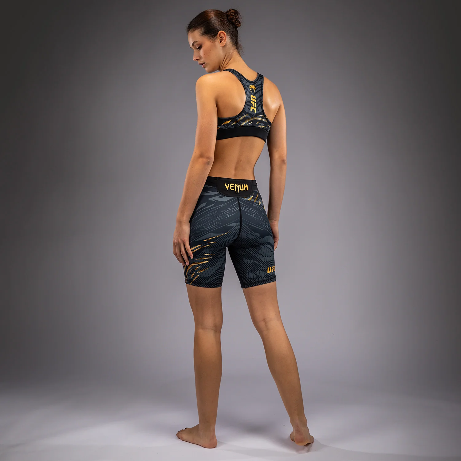 UFC Fusion by Venum Authentic Fight Night Vale Tudo Shorts para Mujer - Ajuste Largo - Champion - Image 4