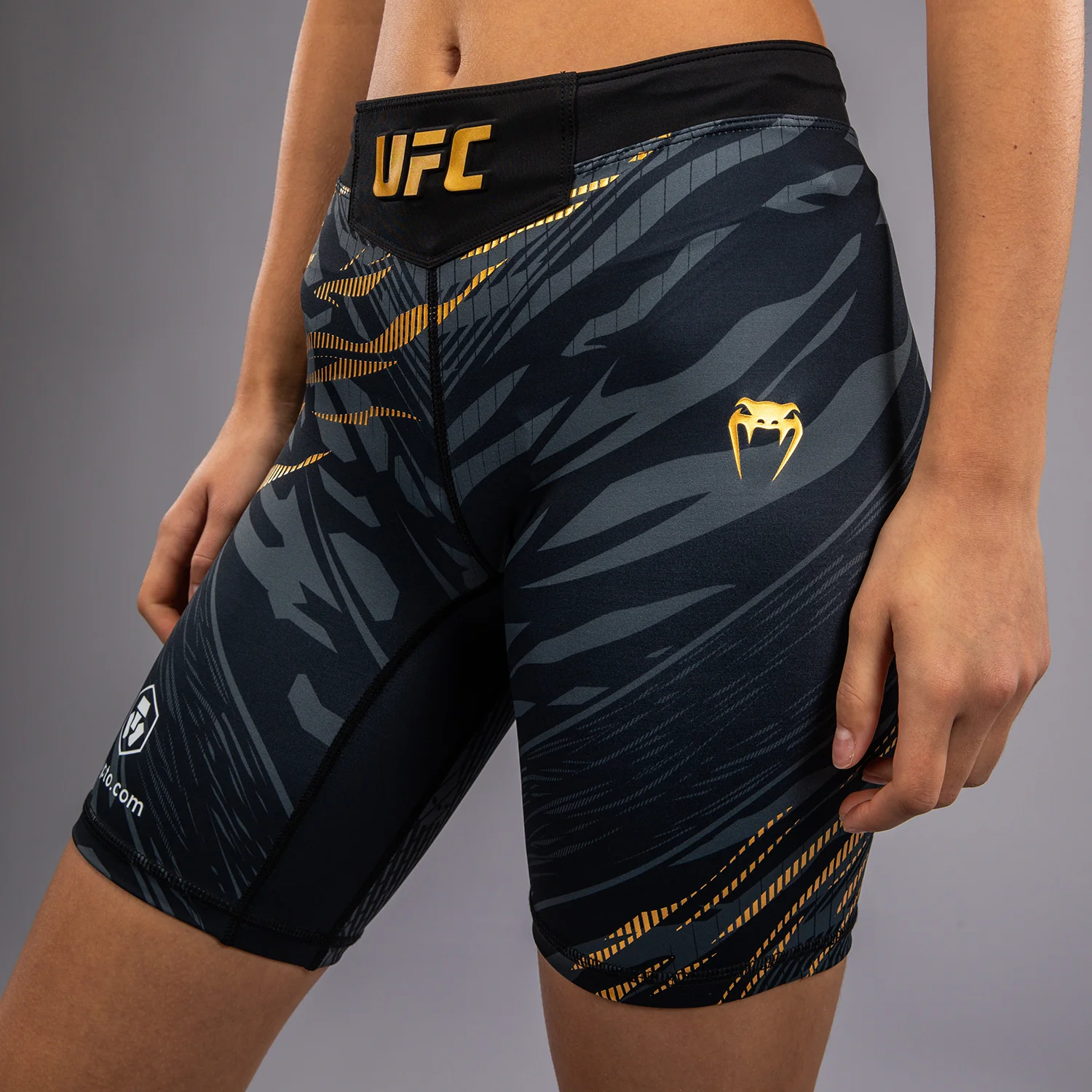 UFC Fusion by Venum Authentic Fight Night Vale Tudo Shorts para Mujer - Ajuste Largo - Champion - Image 5