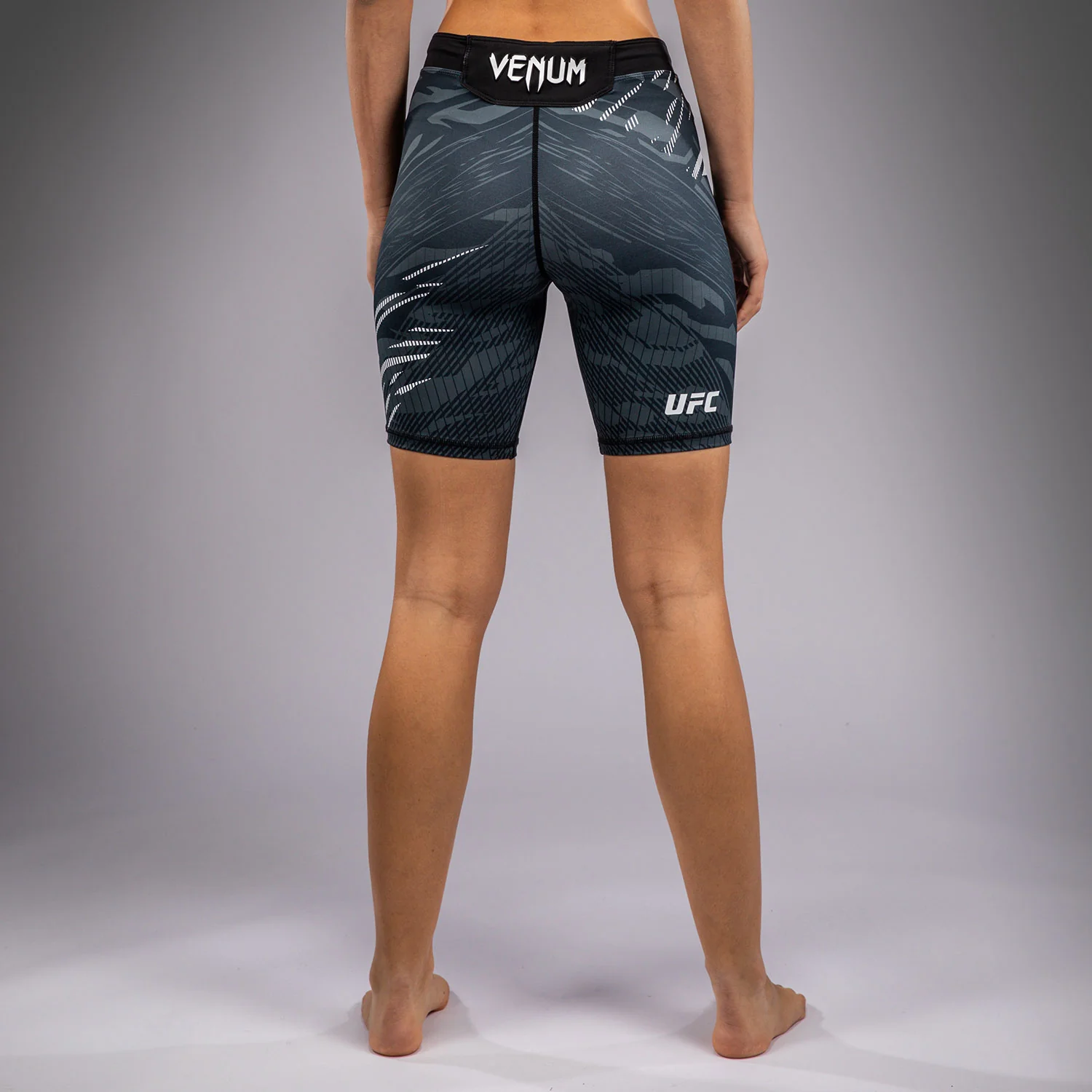UFC Fusion by Venum Authentic Fight Night Vale Tudo Shorts para Mujer - Ajuste Largo - Negro - Image 2