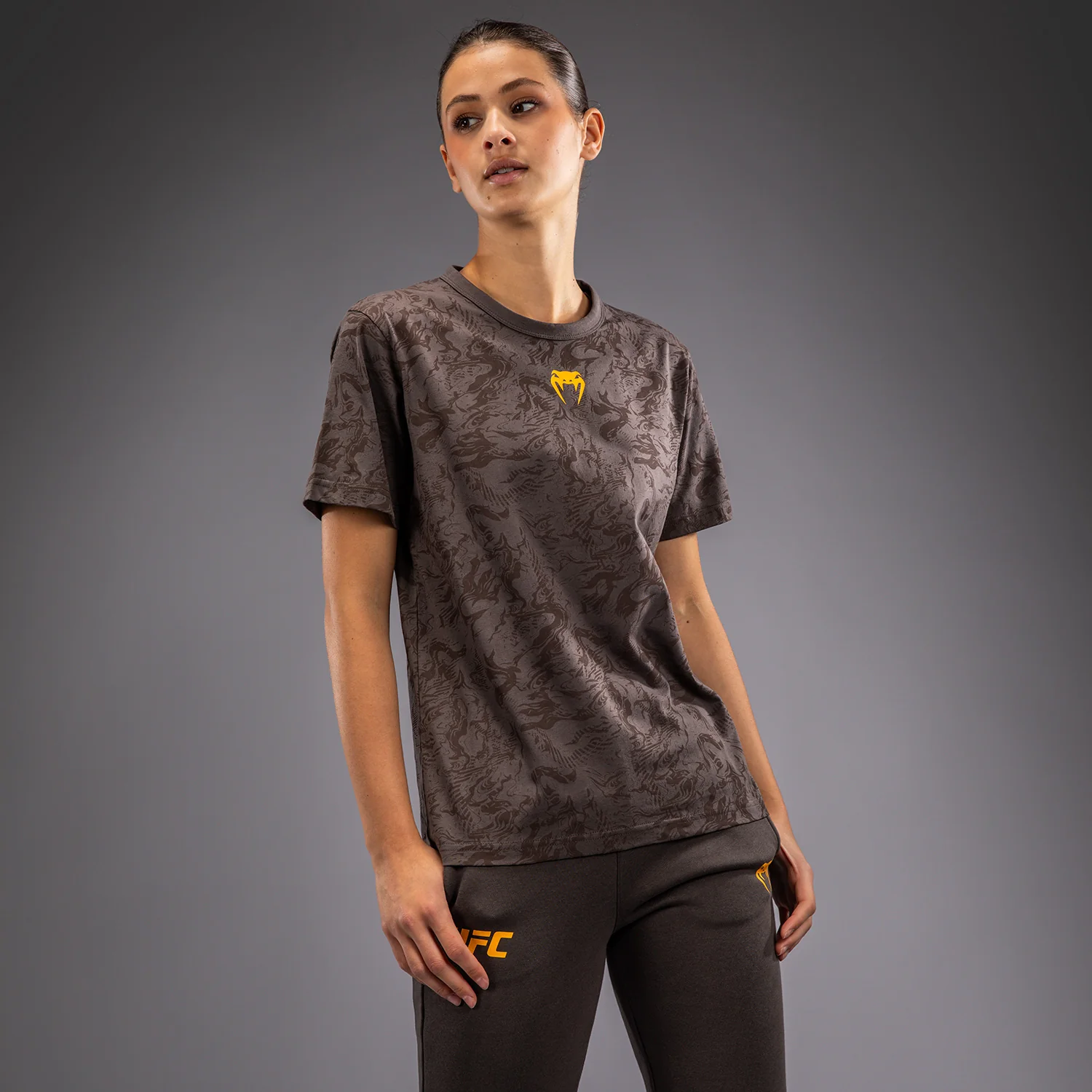 UFC Fusion by Venum Fight Week Camiseta de Manga Corta de Algodón para Mujer - Marrón tierra - Image 2