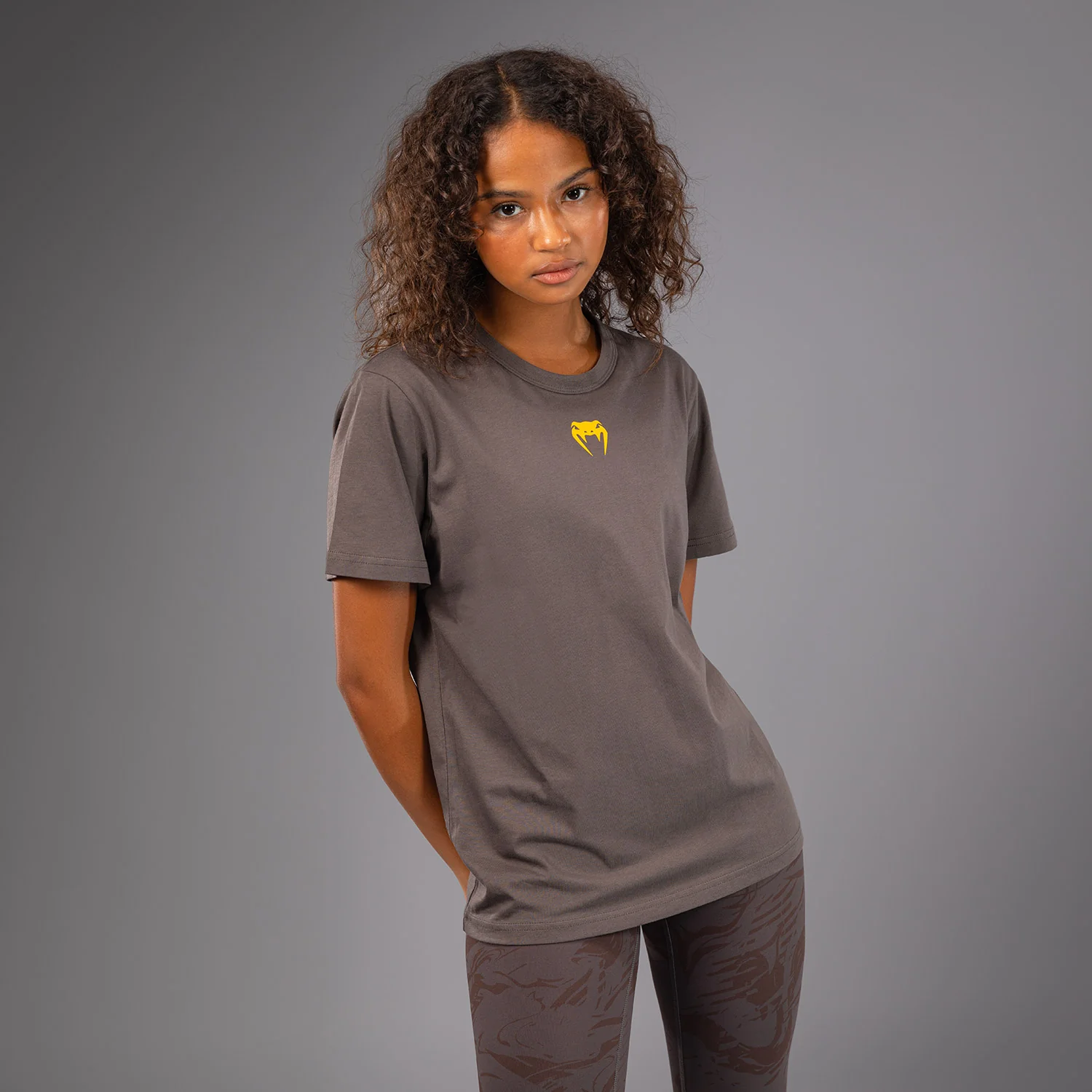 UFC Fusion by Venum Fight Week Camiseta de Manga Corta de Algodón para Mujer - Solid Marrón tierra - Image 2