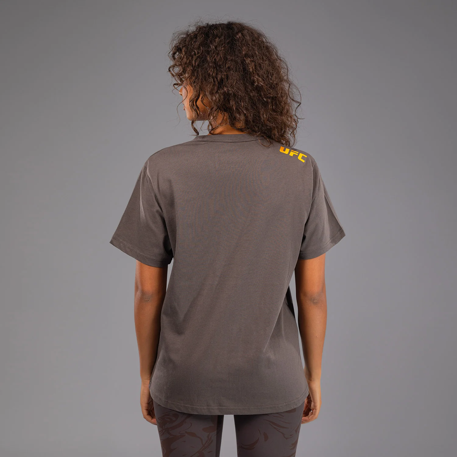 UFC Fusion by Venum Fight Week Camiseta de Manga Corta de Algodón para Mujer - Solid Marrón tierra - Image 4