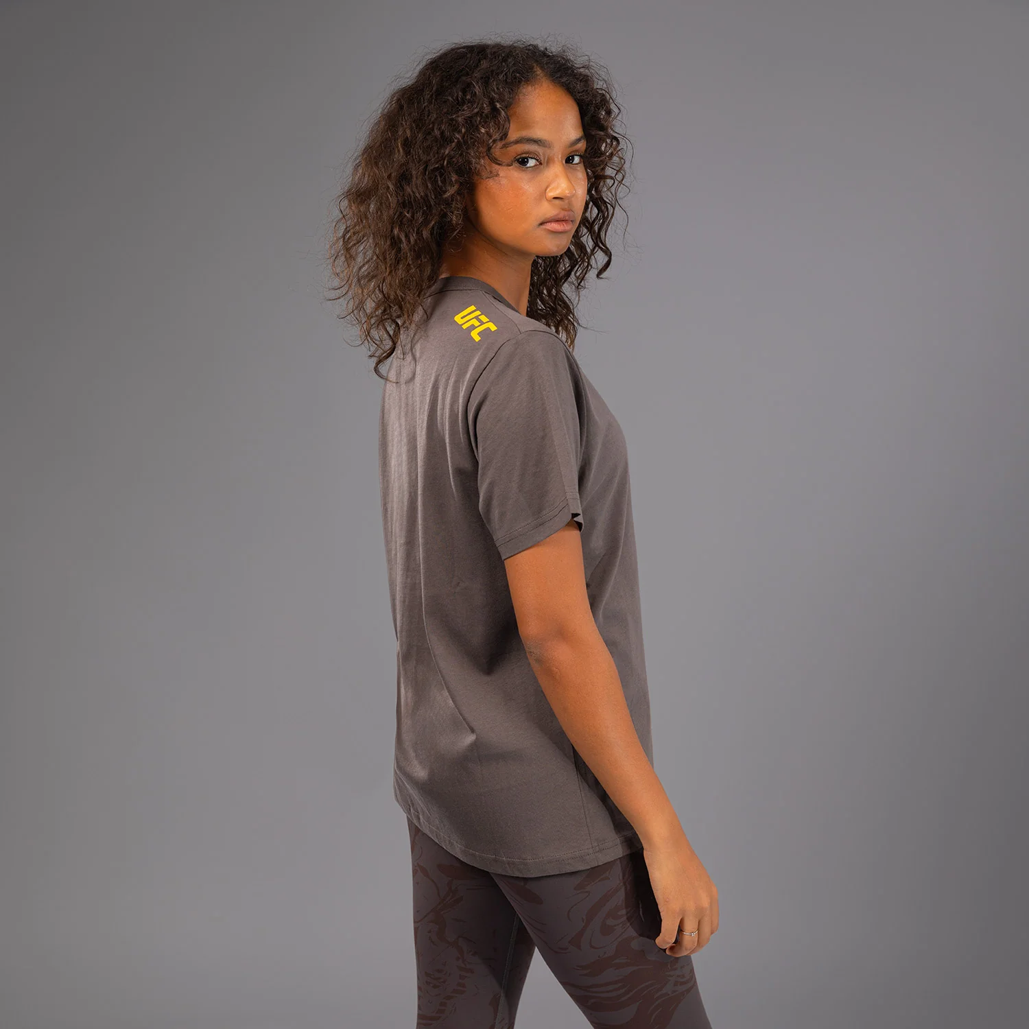 UFC Fusion by Venum Fight Week Camiseta de Manga Corta de Algodón para Mujer - Solid Marrón tierra - Image 5