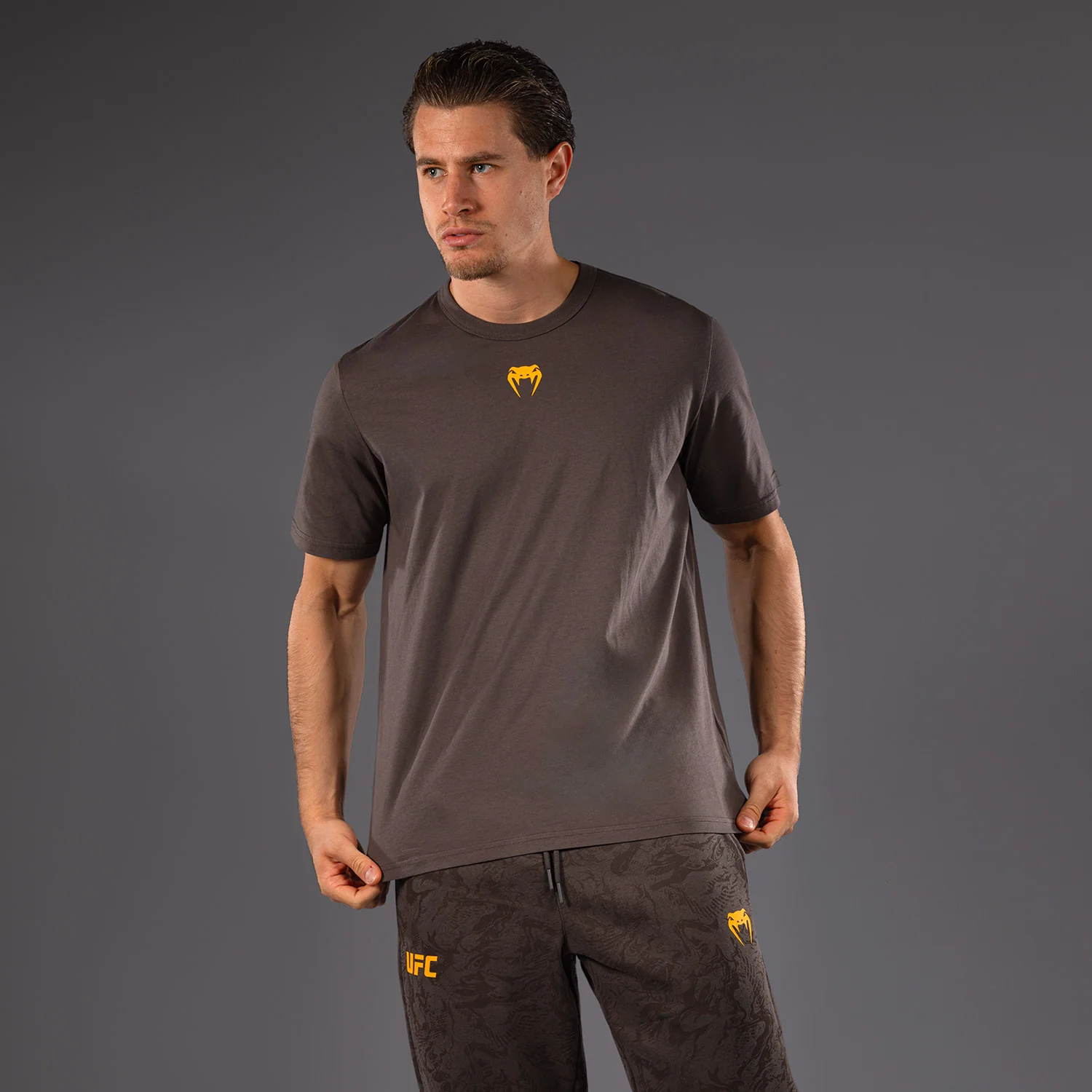 UFC Fusion by Venum Fight Week Camiseta de Manga Corta para Hombre - Solid Marrón tierra - Image 3