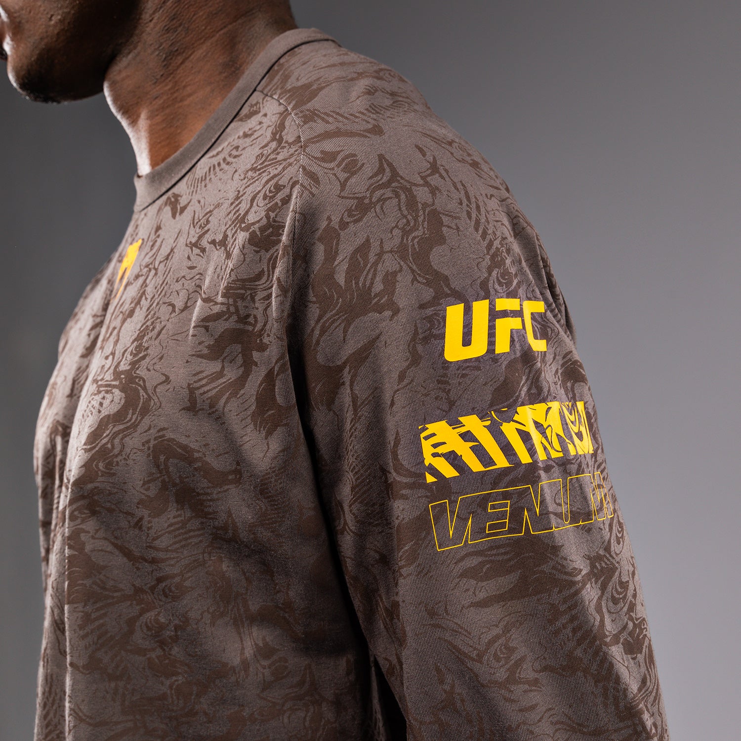 UFC Fusion by Venum Fight Week Camiseta de Manga Larga para Hombre - Marrón tierra - Image 7