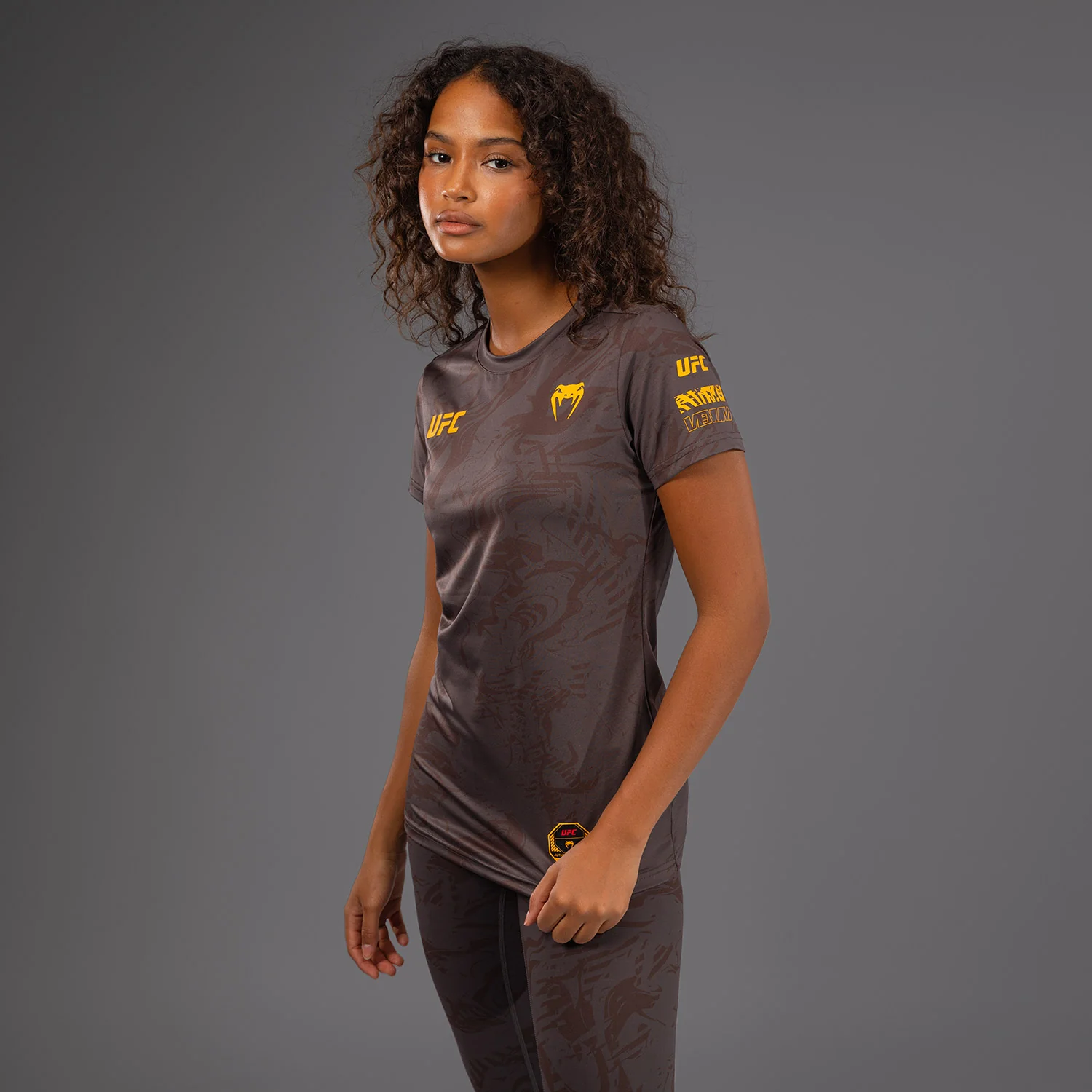 UFC Fusion by Venum Fight Week Camiseta Dry-Tech para Mujer - Marrón tierra - Image 2