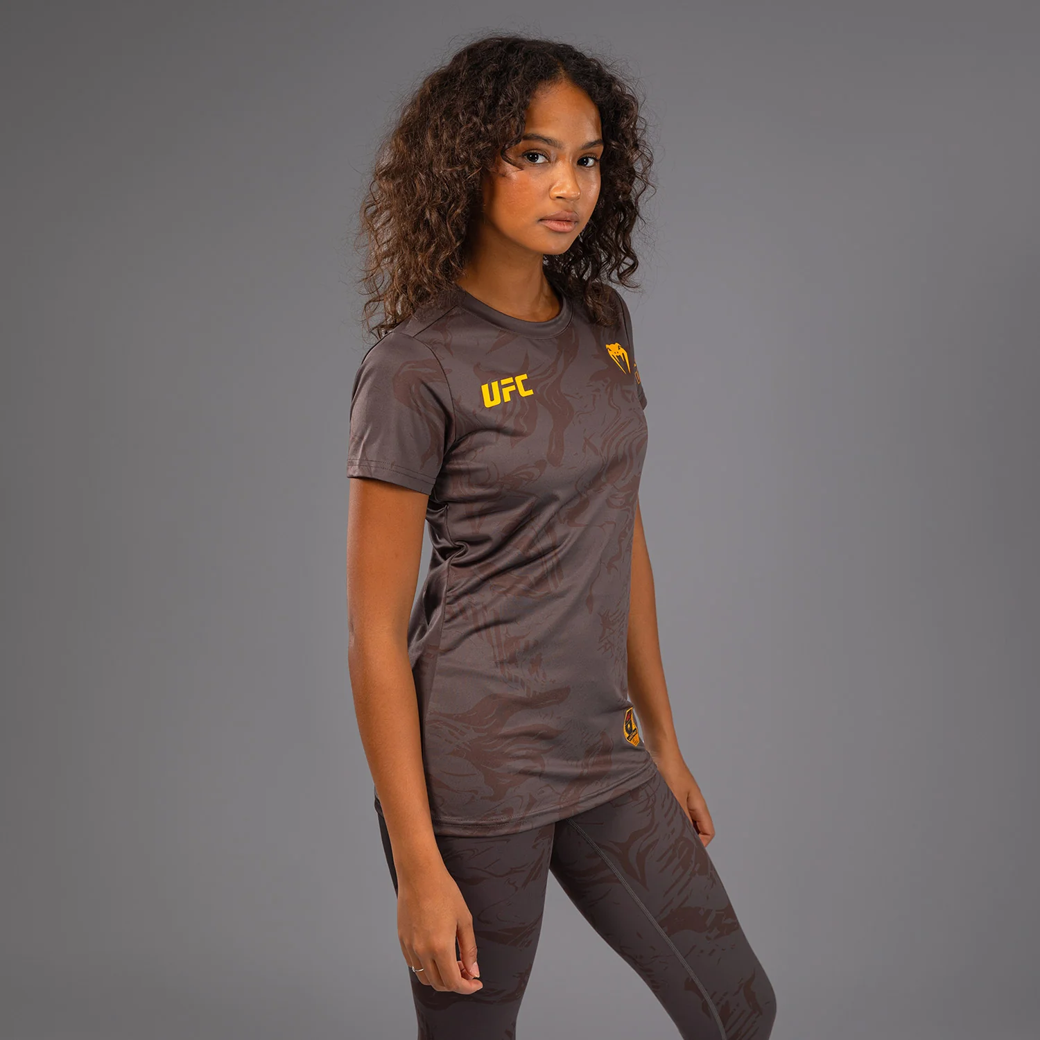 UFC Fusion by Venum Fight Week Camiseta Dry-Tech para Mujer - Marrón tierra - Image 3