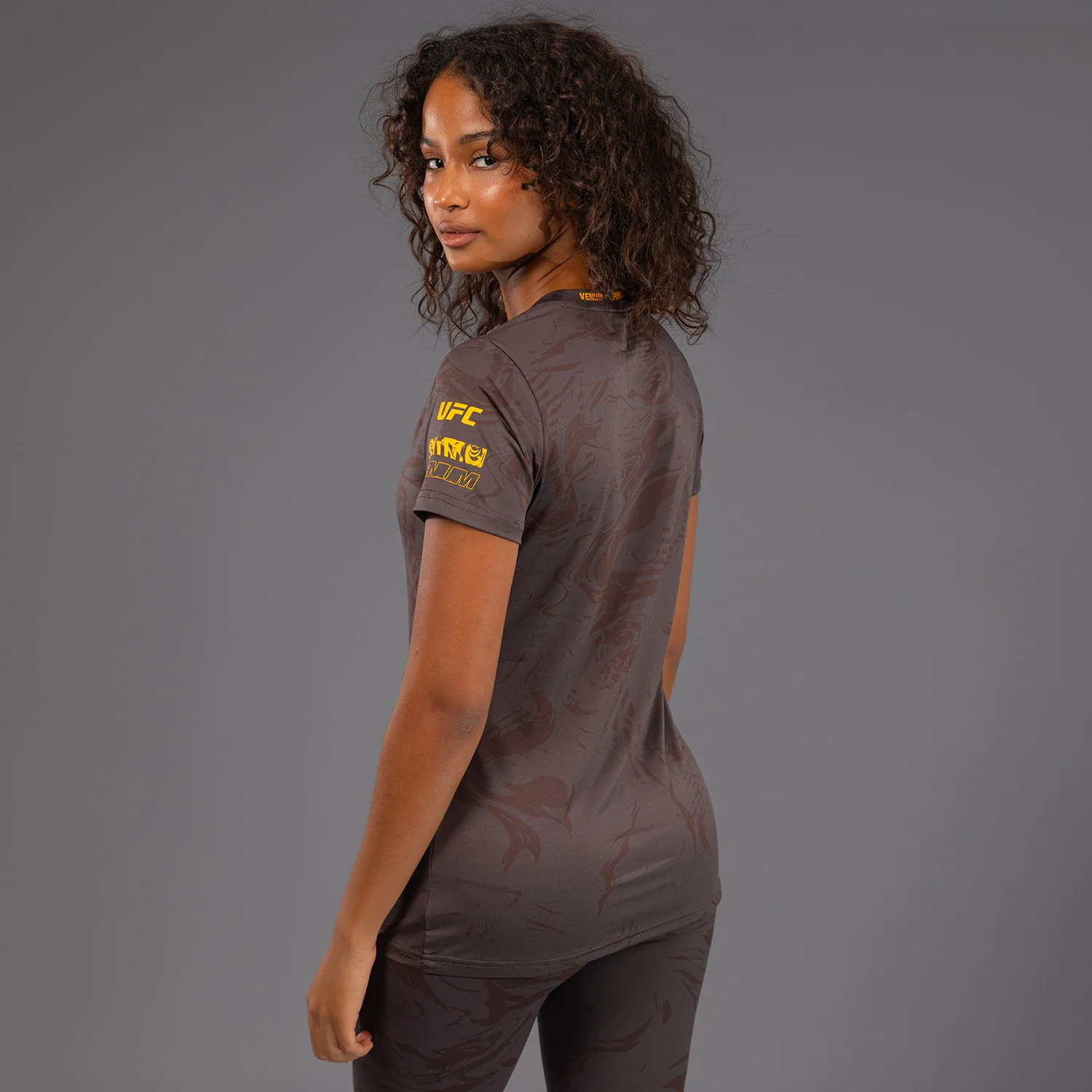 UFC Fusion by Venum Fight Week Camiseta Dry-Tech para Mujer - Marrón tierra - Image 4