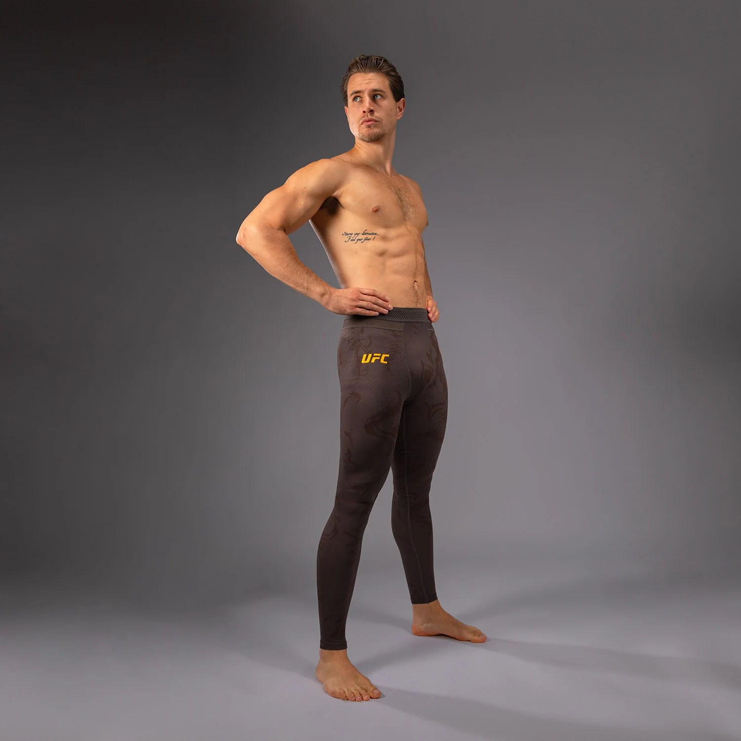 UFC Fusion by Venum Fight Week Leggings de Rendimiento para Hombre - Marrón tierra - Image 3