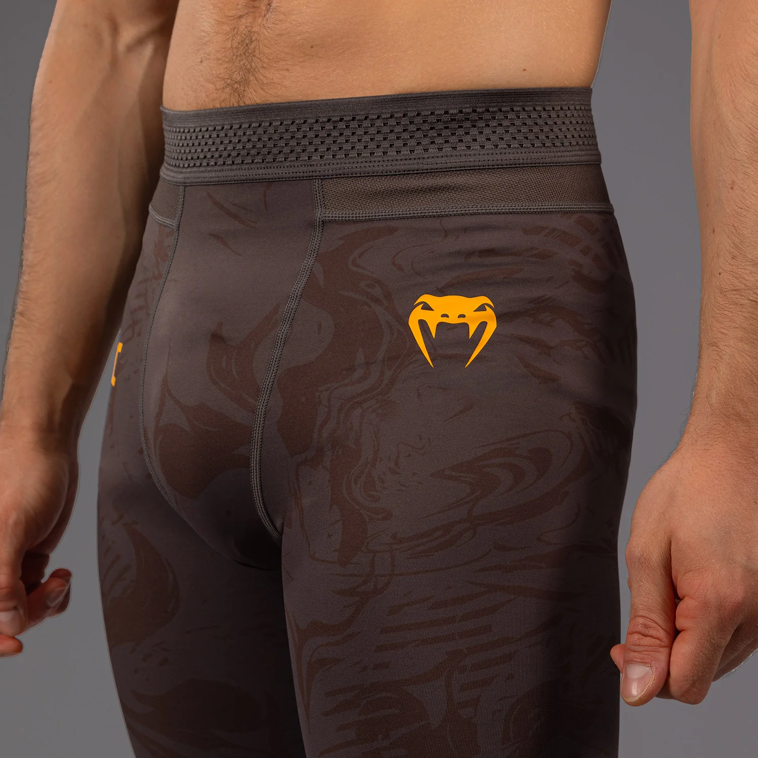 UFC Fusion by Venum Fight Week Leggings de Rendimiento para Hombre - Marrón tierra - Image 6