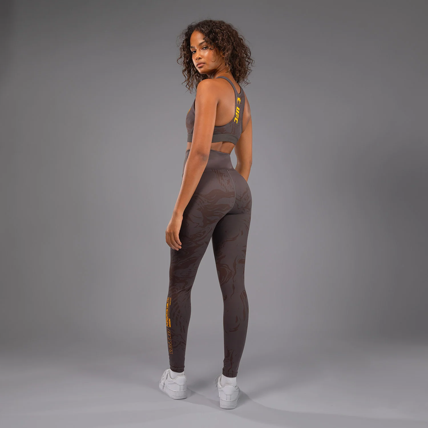 UFC Fusion by Venum Fight Week Leggings de Rendimiento para Mujer - Marrón tierra - Image 2