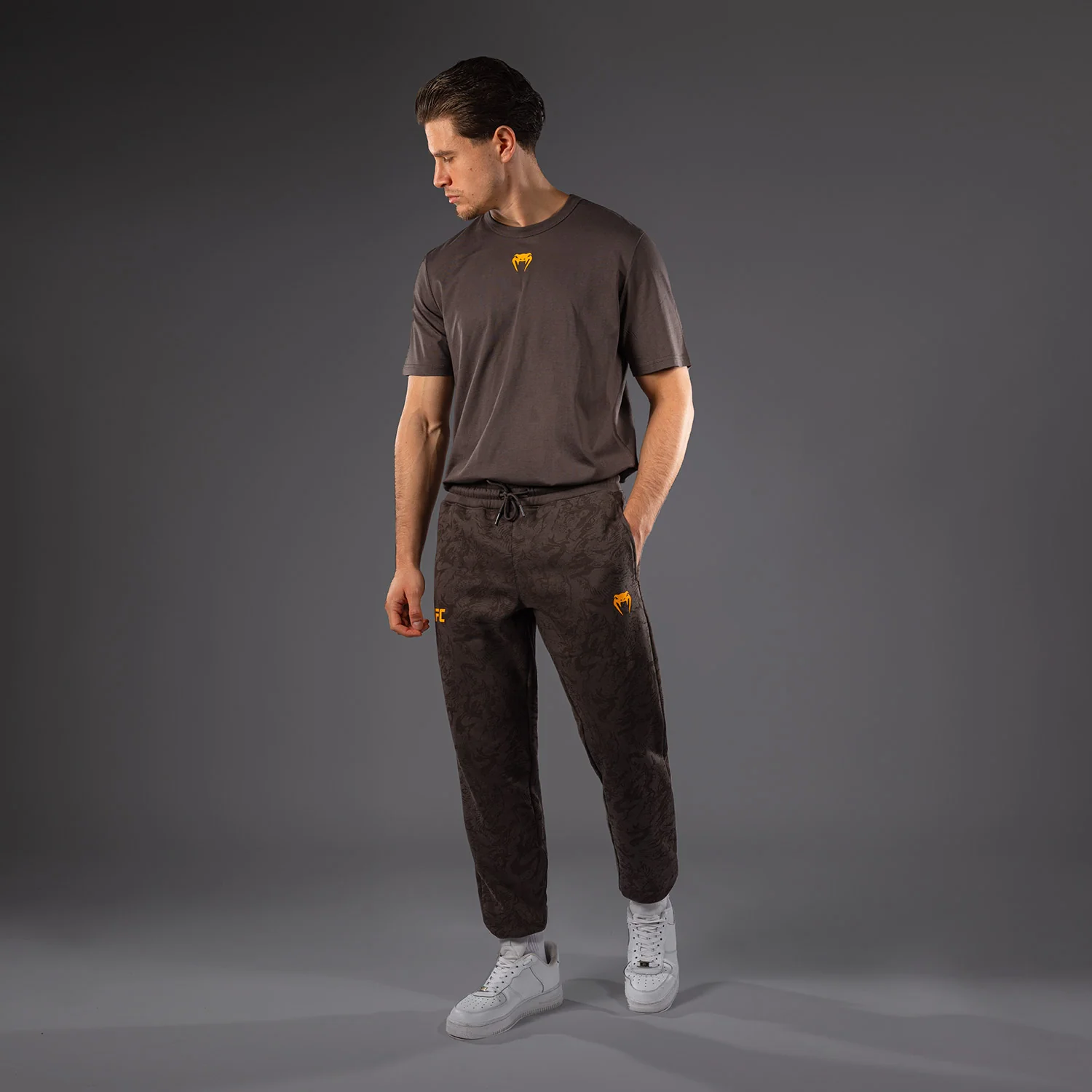 UFC Fusion by Venum Fight Week Pantalón de Algodón para Hombre - Marrón tierra - Image 2