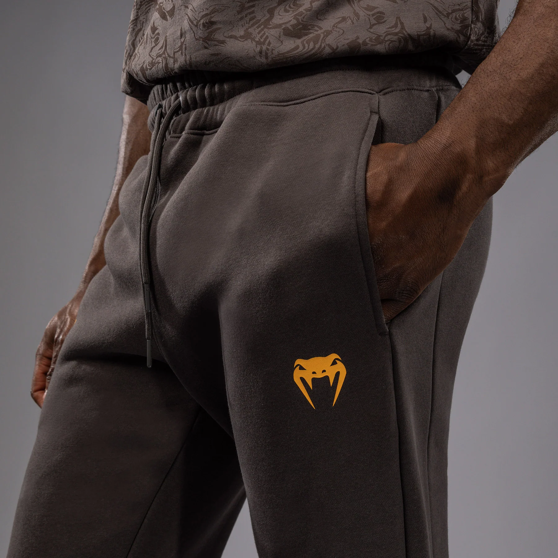 UFC Fusion by Venum Fight Week Pantalón de Algodón para Hombre - Solid Marrón tierra - Image 4