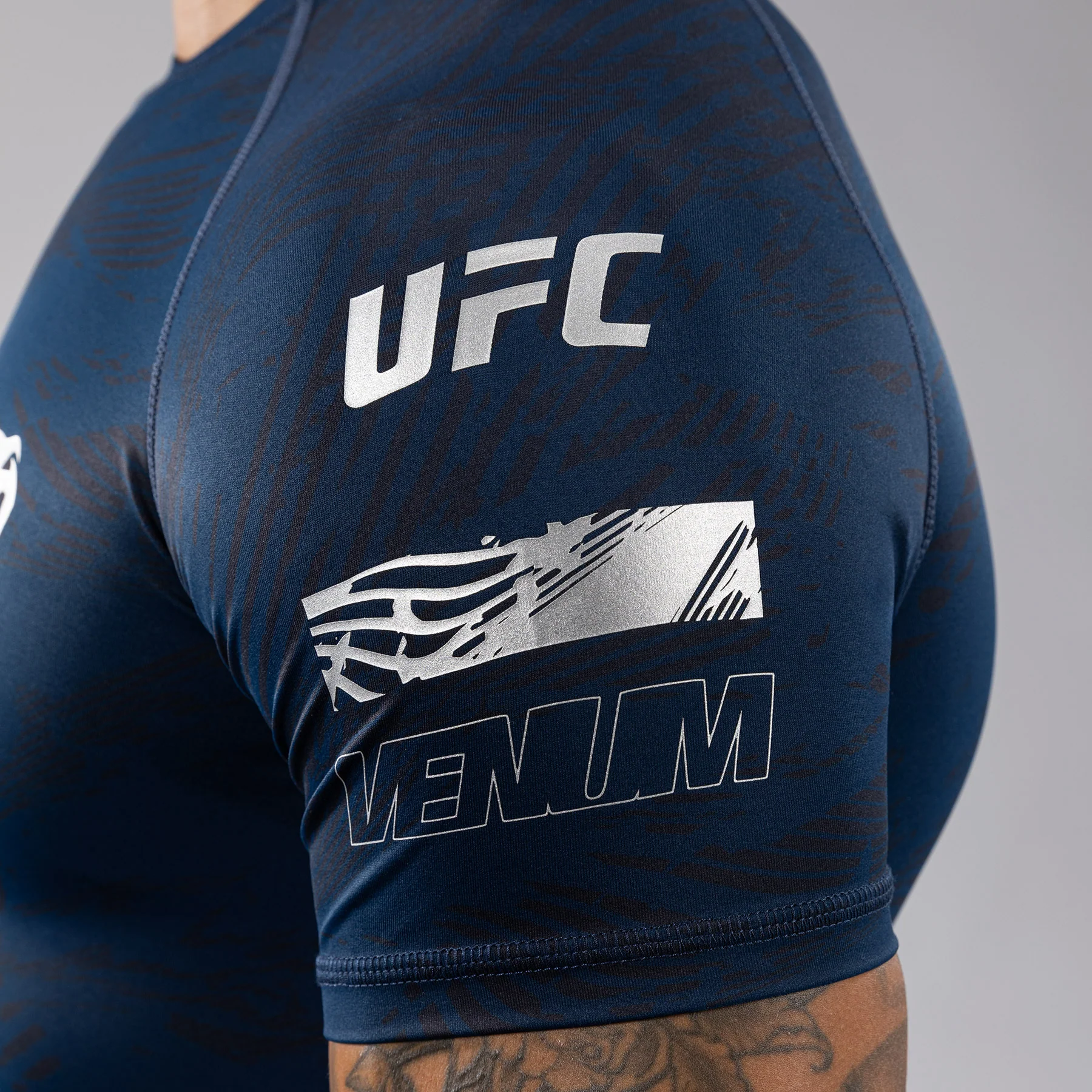 UFC Fusion by Venum Fight Week Rashguard de Manga Corta de Rendimiento para Hombre - Azul oceánico - Image 10