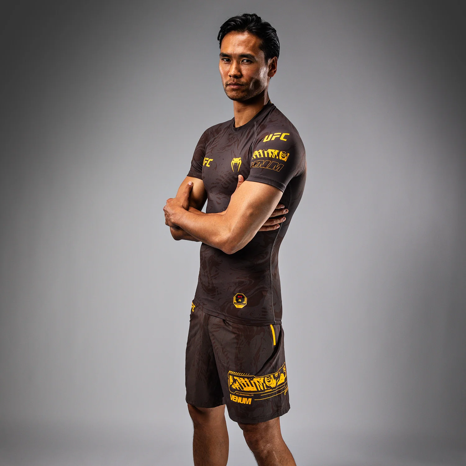 UFC Fusion by Venum Fight Week Rashguard de Manga Corta de Rendimiento para Hombre - Marrón tierra - Image 3