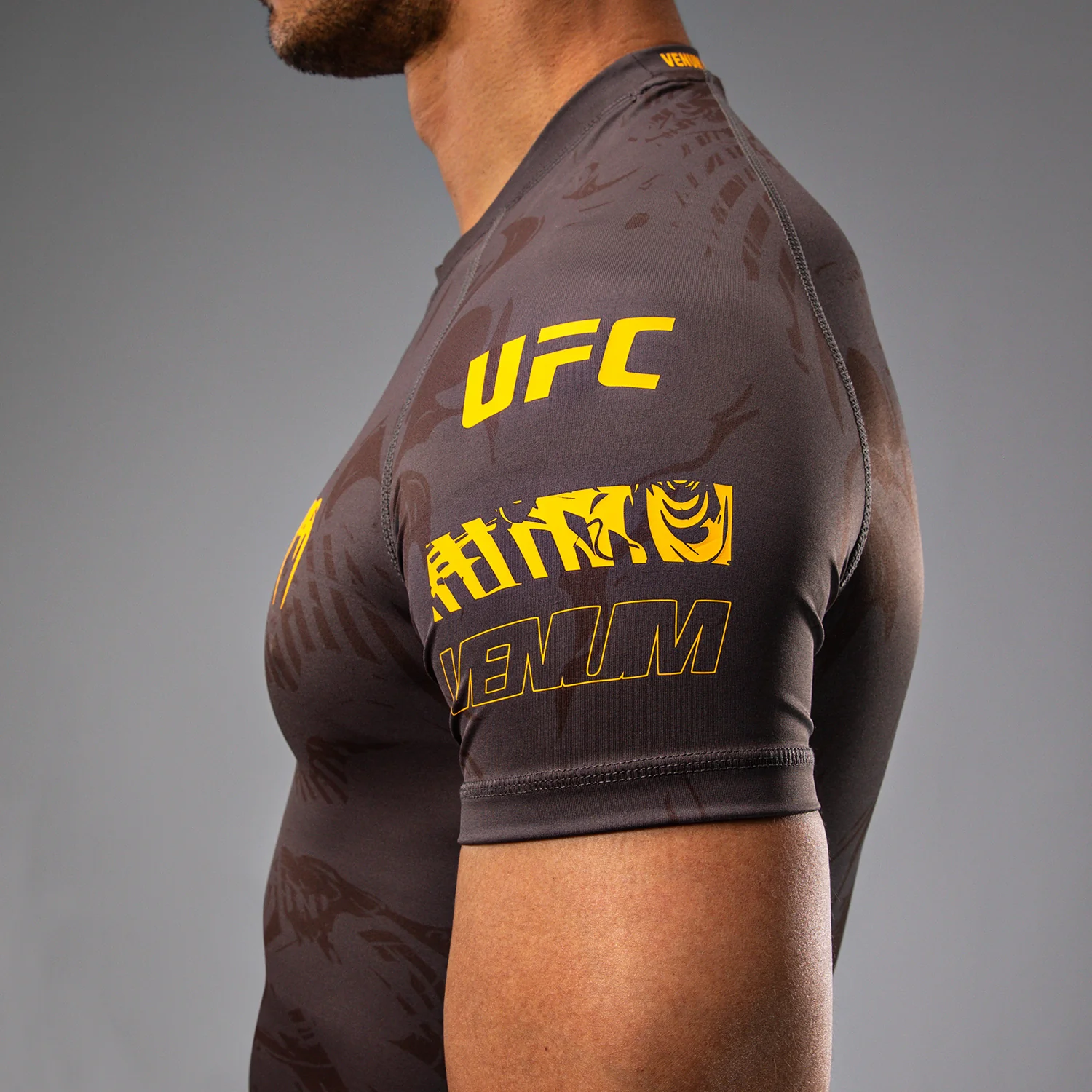 UFC Fusion by Venum Fight Week Rashguard de Manga Corta de Rendimiento para Hombre - Marrón tierra - Image 6
