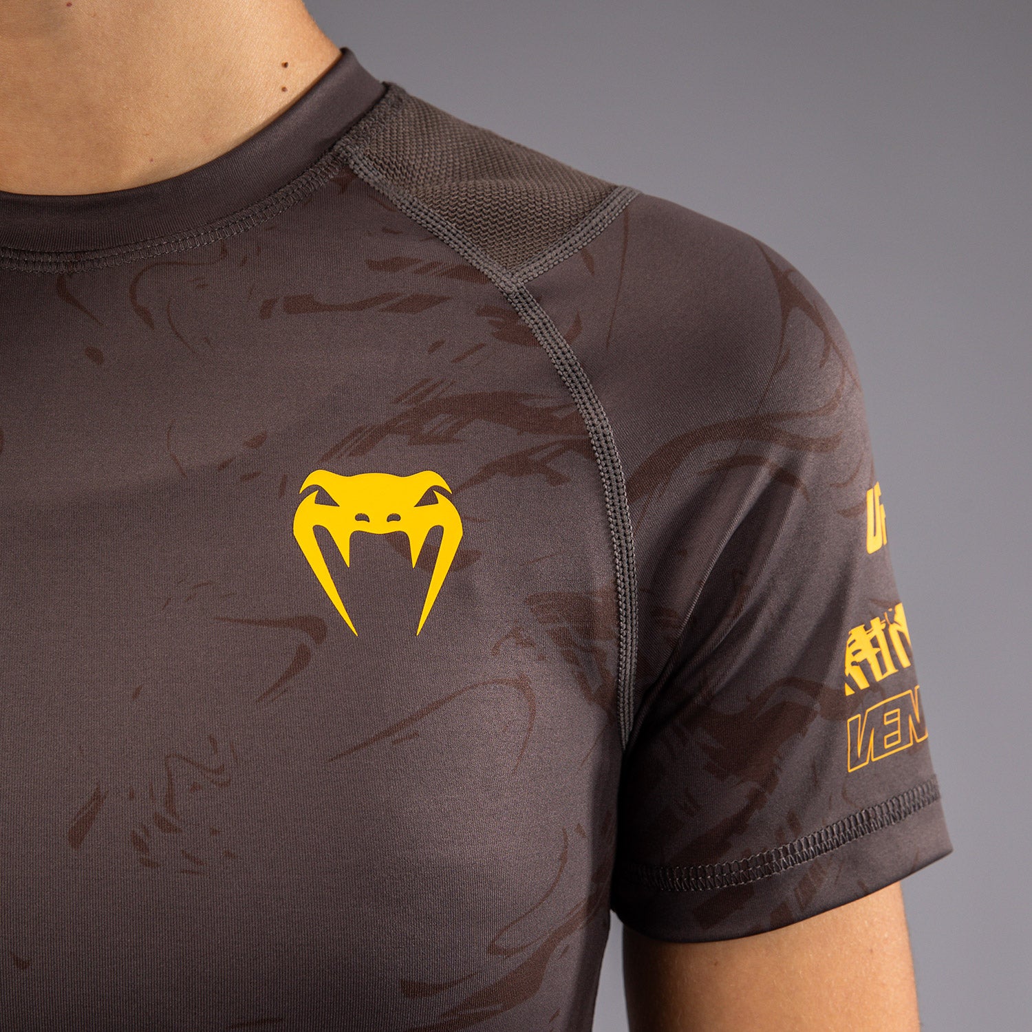UFC Fusion by Venum Fight Week Rashguard de Manga Corta de Rendimiento para Mujer - Solid Marrón tierra - Image 5