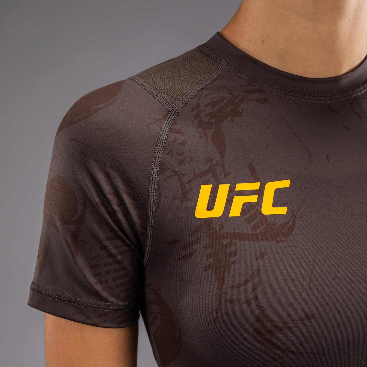 UFC Fusion by Venum Fight Week Rashguard de Manga Corta de Rendimiento para Mujer - Solid Marrón tierra - Image 6