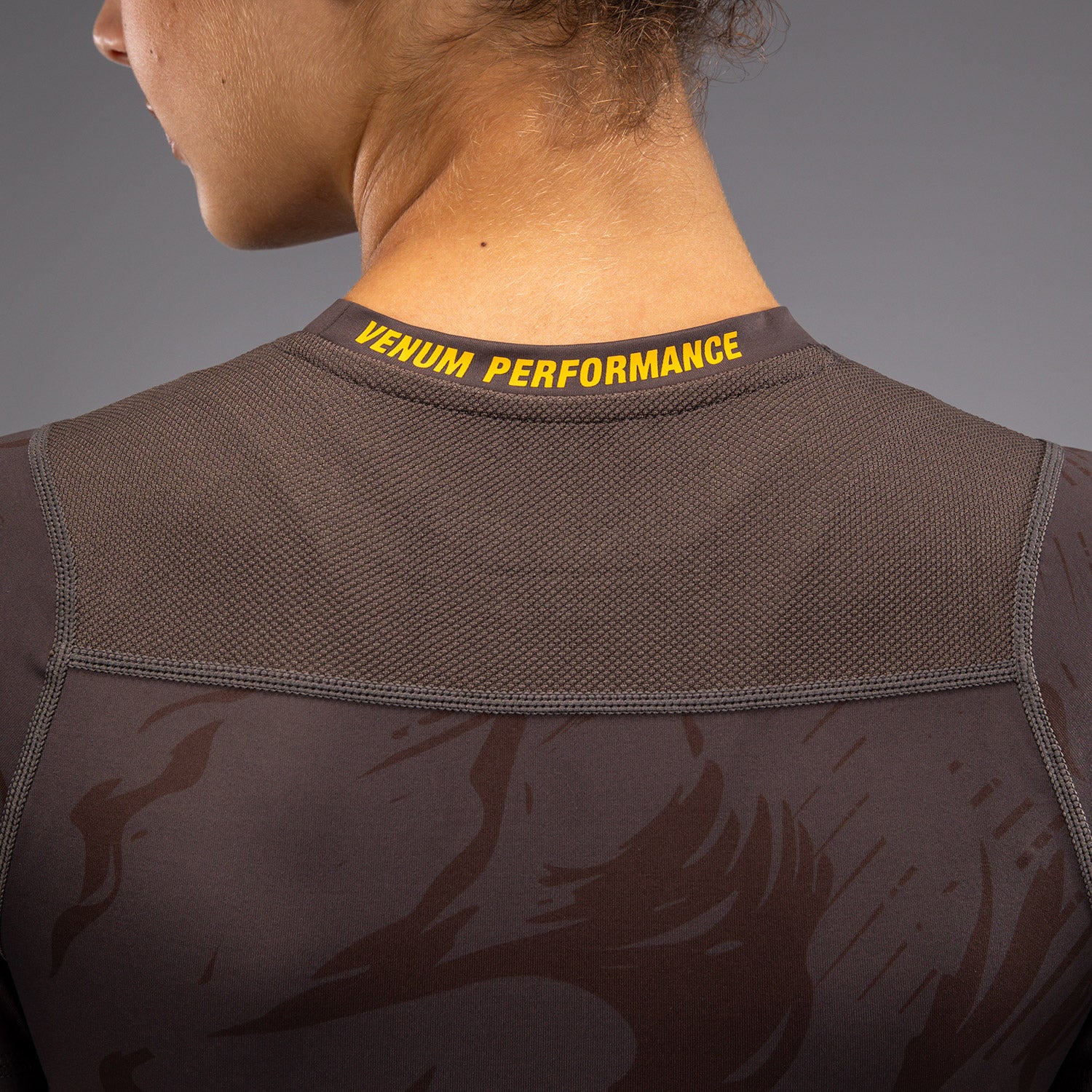 UFC Fusion by Venum Fight Week Rashguard de Manga Corta de Rendimiento para Mujer - Solid Marrón tierra - Image 7