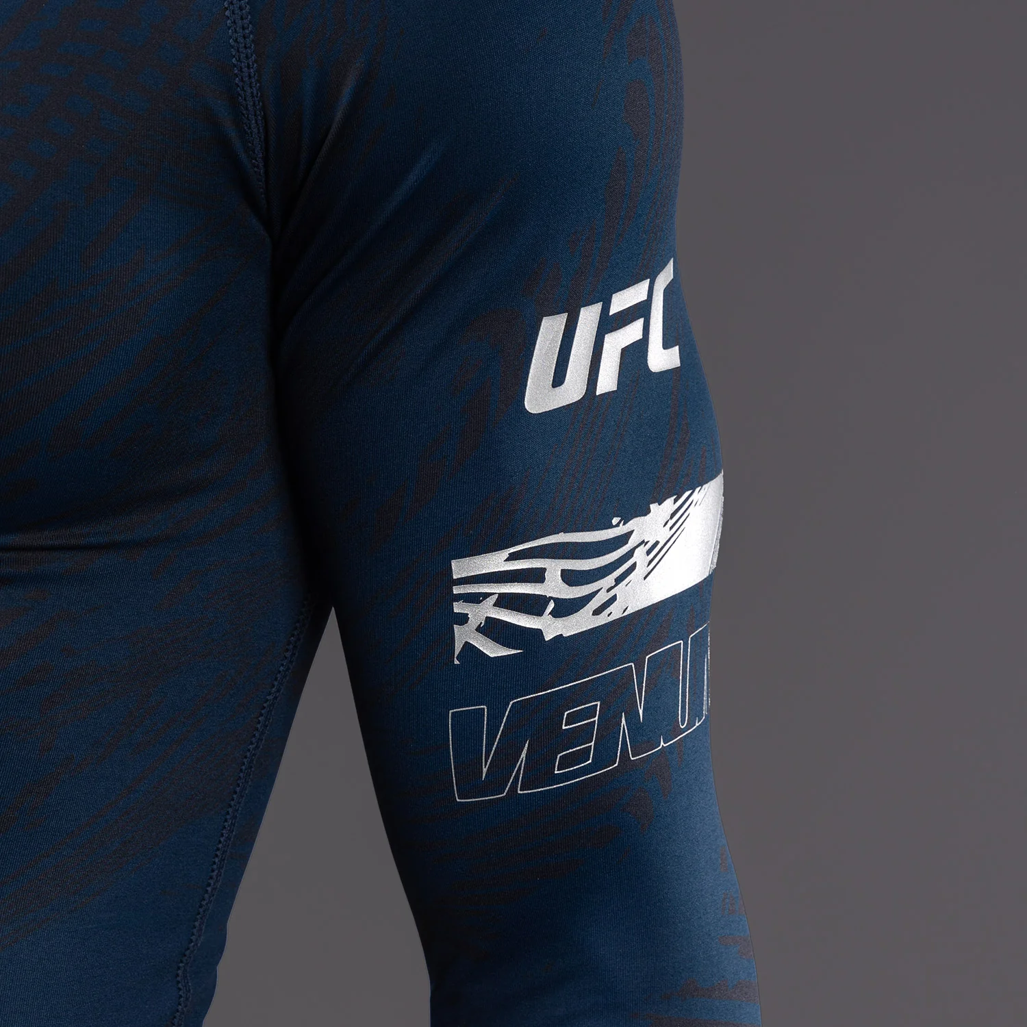 UFC Fusion by Venum Fight Week Rashguard de Manga Larga de Rendimiento para Hombre - Azul oceánico - Image 2