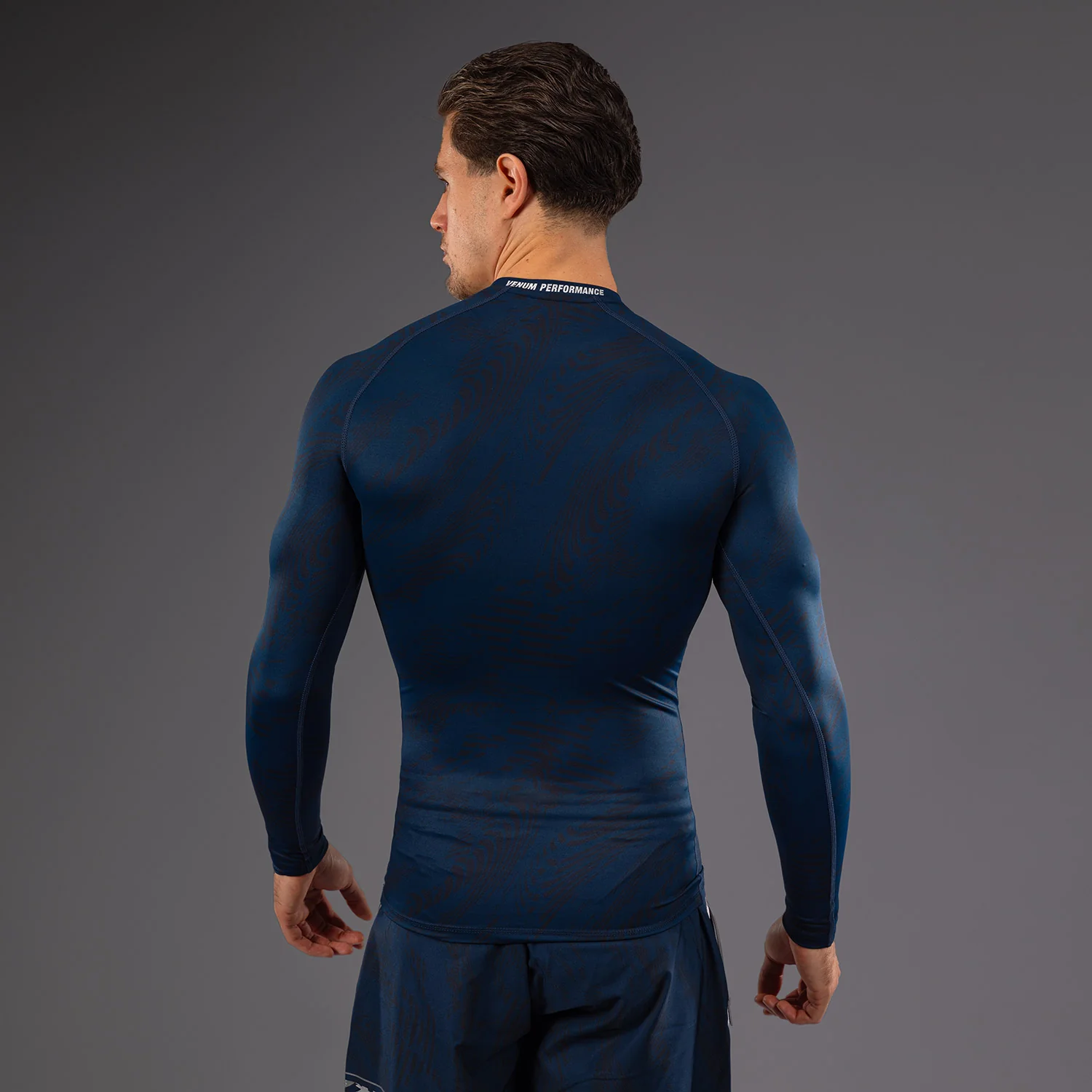 UFC Fusion by Venum Fight Week Rashguard de Manga Larga de Rendimiento para Hombre - Azul oceánico - Image 7