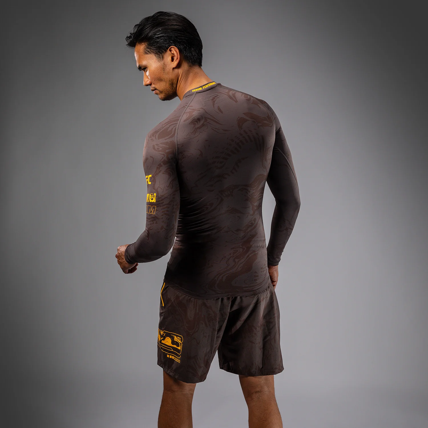 UFC Fusion by Venum Fight Week Rashguard de Manga Larga de Rendimiento para Hombre - Marrón tierra - Image 2
