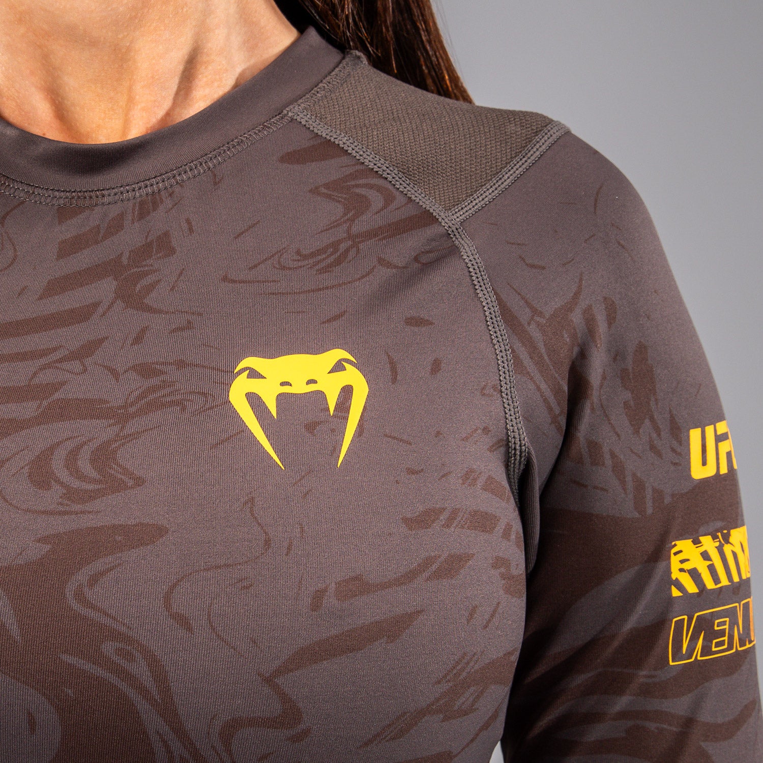 UFC Fusion by Venum Fight Week Rashguard de Manga Larga de Rendimiento para Mujer - Marrón tierra - Image 5