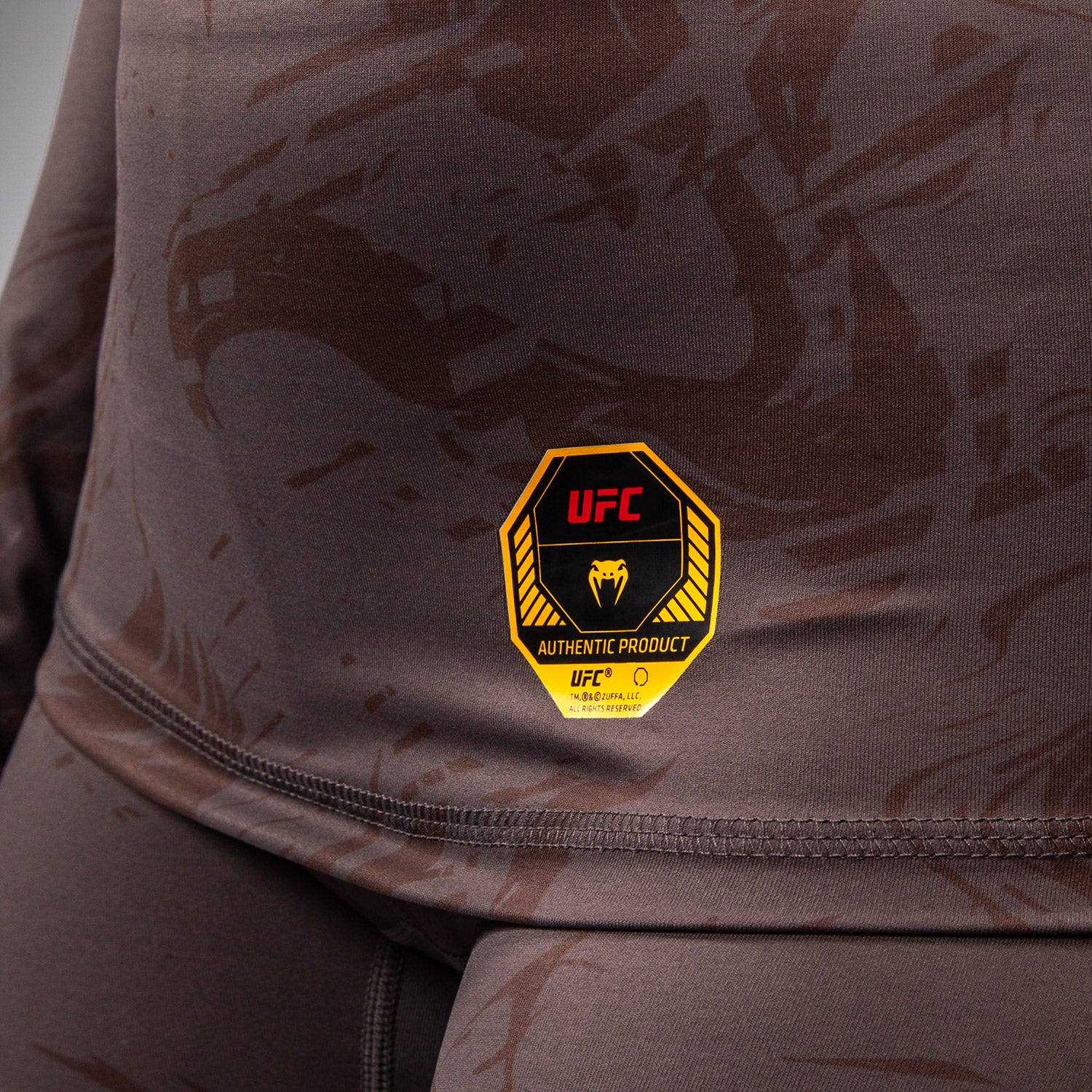 UFC Fusion by Venum Fight Week Rashguard de Manga Larga de Rendimiento para Mujer - Marrón tierra - Image 8