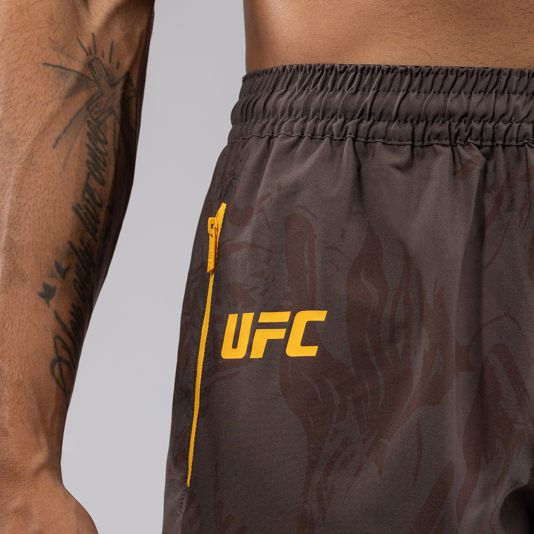 UFC Fusion by Venum Fight Week Shorts de Rendimiento para Hombre - Marrón tierra - Image 9