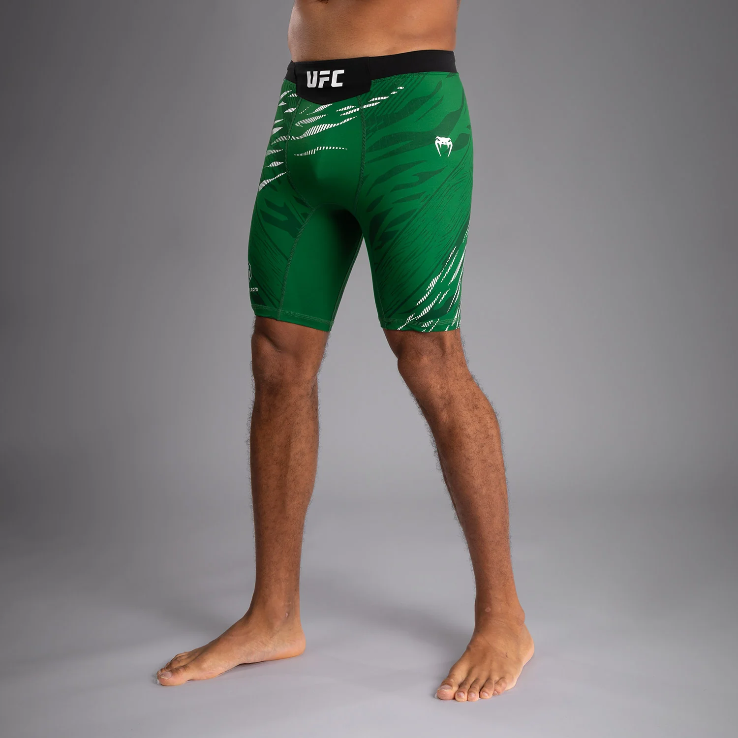 UFC Fusion by Venum Personalizados Authentic Fight Night Vale Tudo Shorts para Hombre - Verde - Image 3
