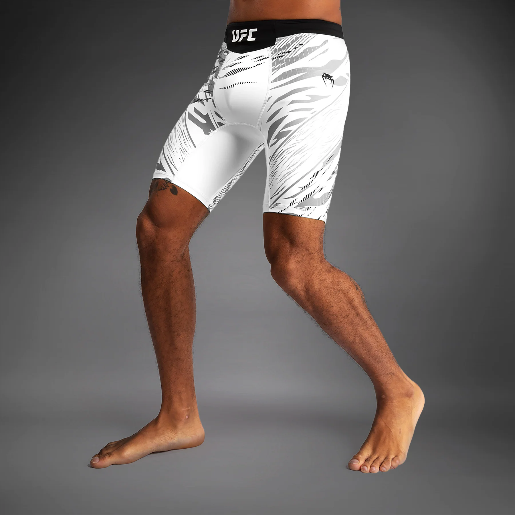 UFC Fusion by Venum Personalizados Authentic Fight Night Vale Tudo Shorts para Hombre - Blanco - Image 4