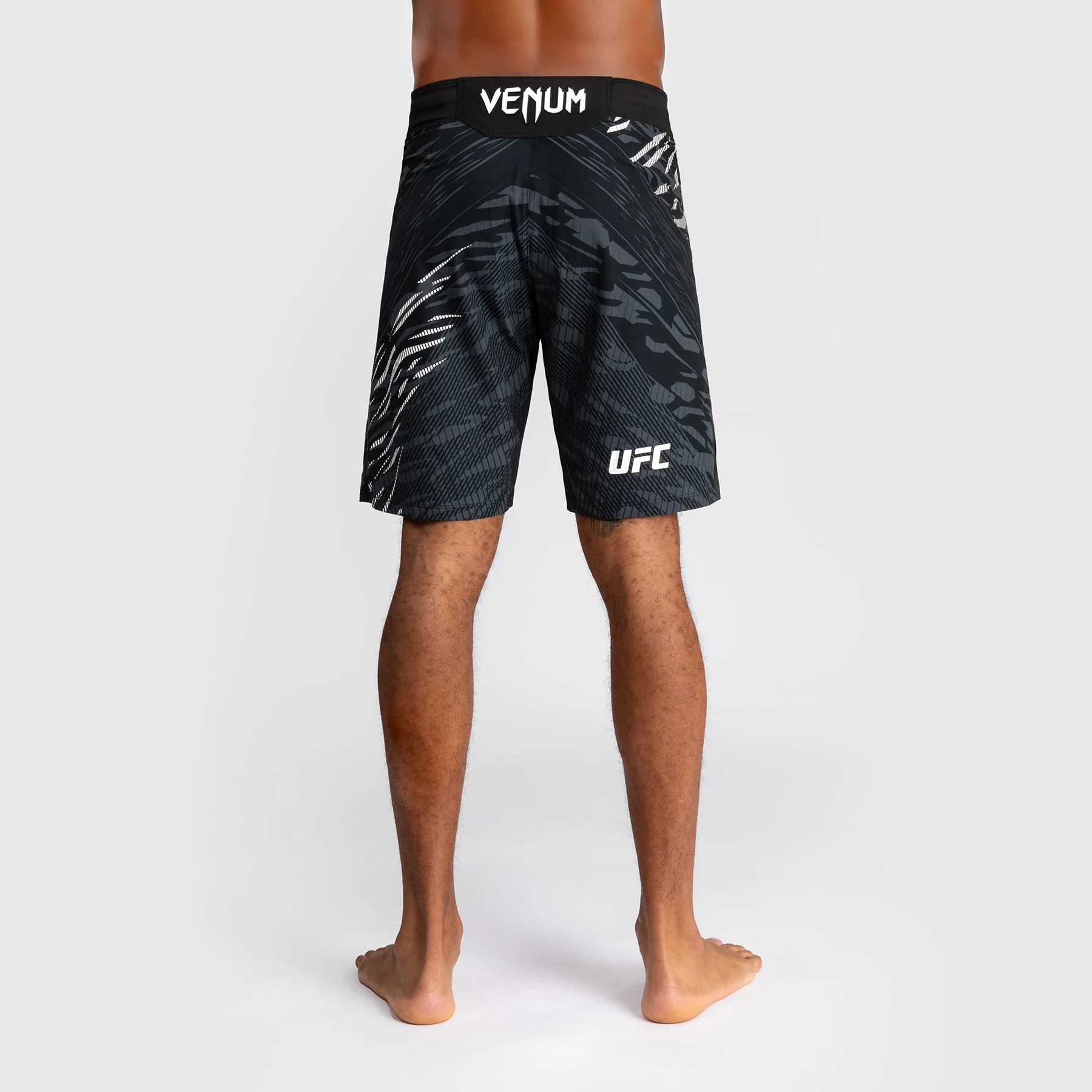 UFC Fusion by Venum Personalizados Authentic Fight Night Shorts de Lucha para Hombre - Ajuste Largo - Negro - Image 3