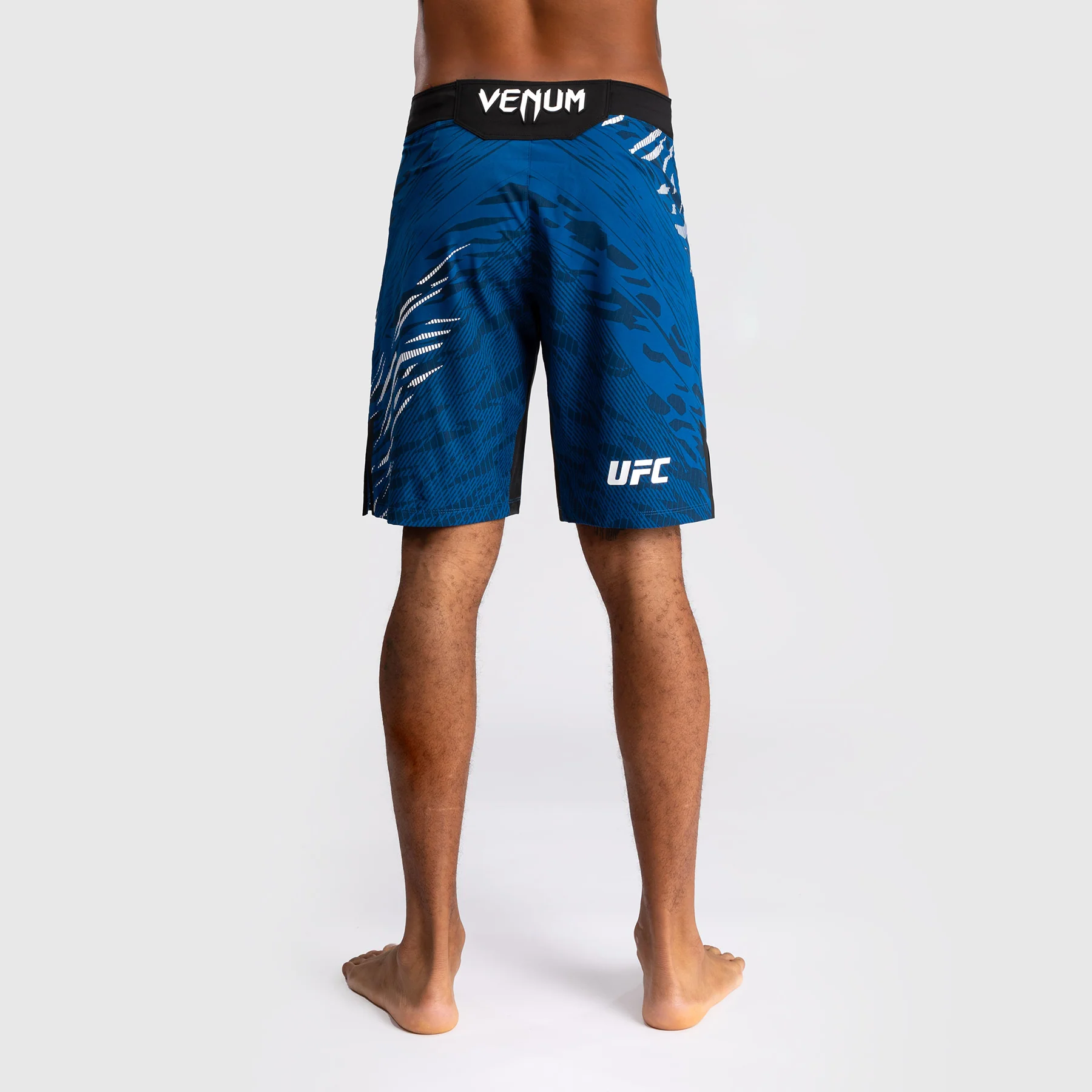 UFC Fusion by Venum Personalizados Authentic Fight Night Shorts de Lucha para Hombre - Ajuste Largo - Azul - Image 3